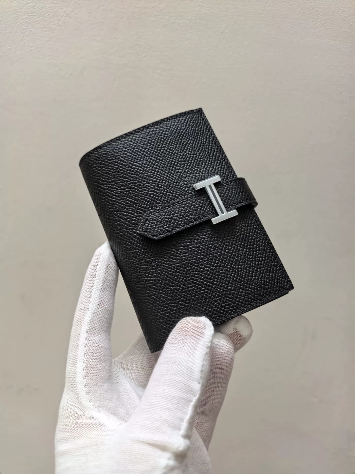 Совершенно новый, совершенно новый Hermes Hermes Bearn, черный, серебристый, с пряжкой, короткий держатель для карт, держатель для карт zero