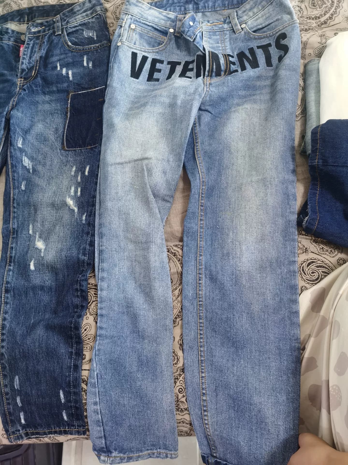 Облегающие джинсы~VETEMENTS, прямой вариант, светло-голубые, с большой буквой l на талии