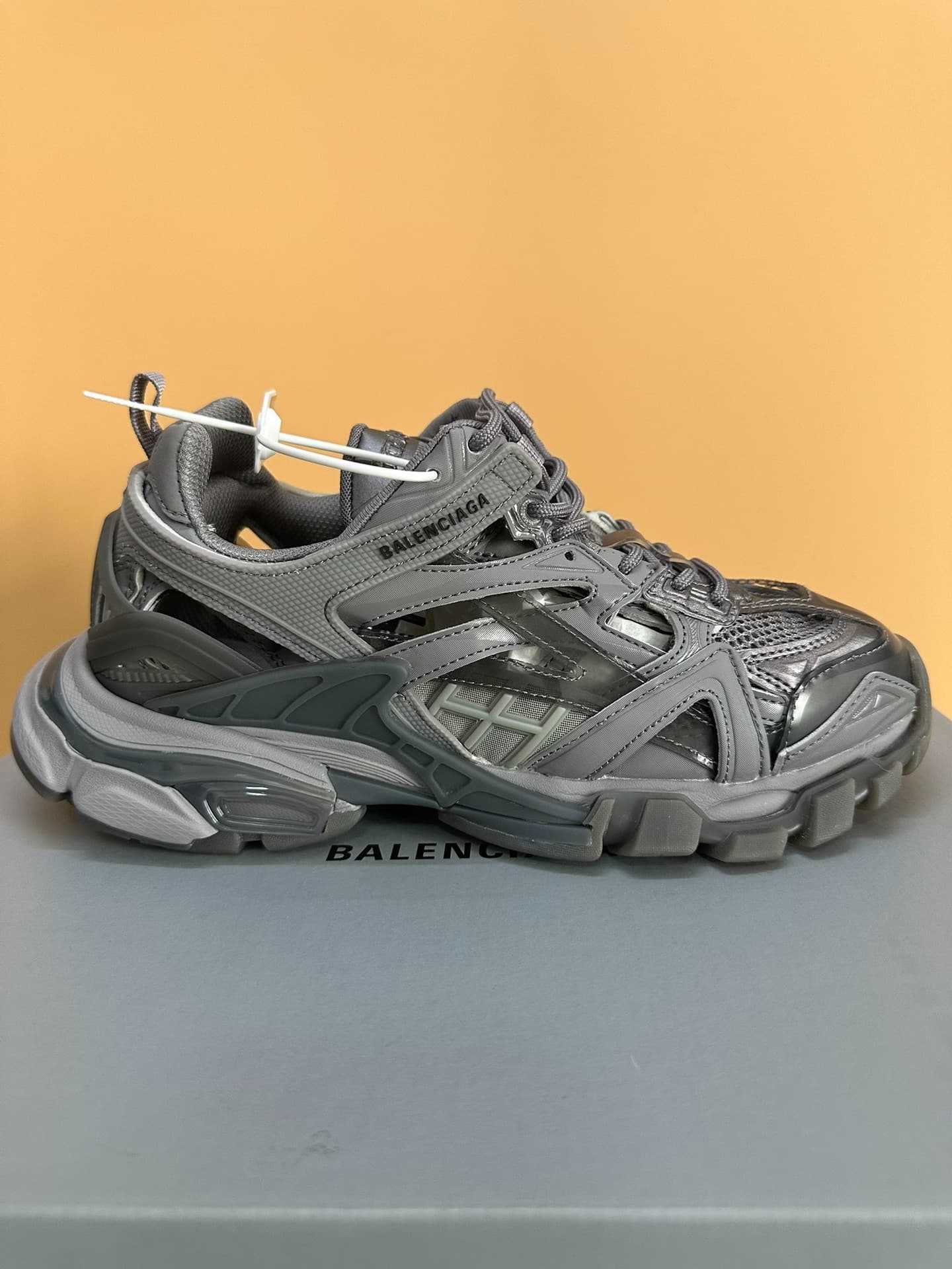 Balenciaga Balenciaga Track 2.0 Старые туфли на шнуровке с круглым носком и глубоким вырезом, женские, серые…