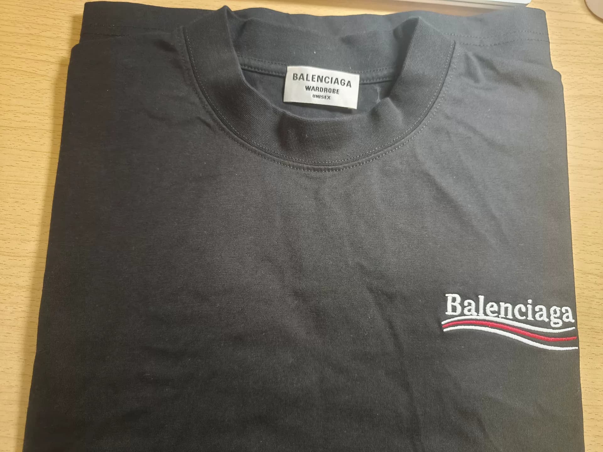 Мужская футболка Balenciaga, размер s, черная, куплена не по размеру, 99 новая, бирка стерта.