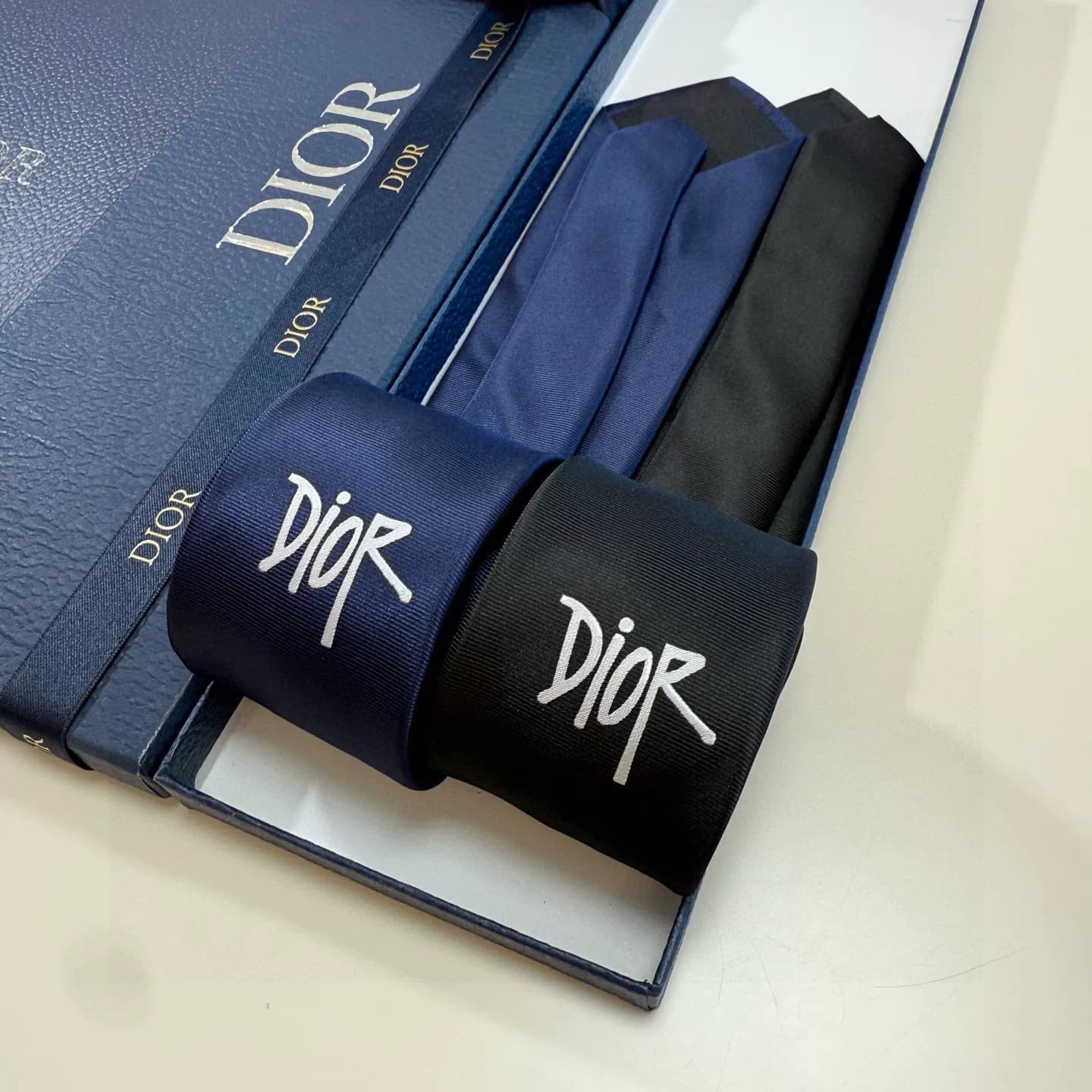 Мужской галстук Dior Dior, классический стиль с логотипом, гладкая ткань и текстура, изысканное качество изготовления, можно носить как для работы, т…