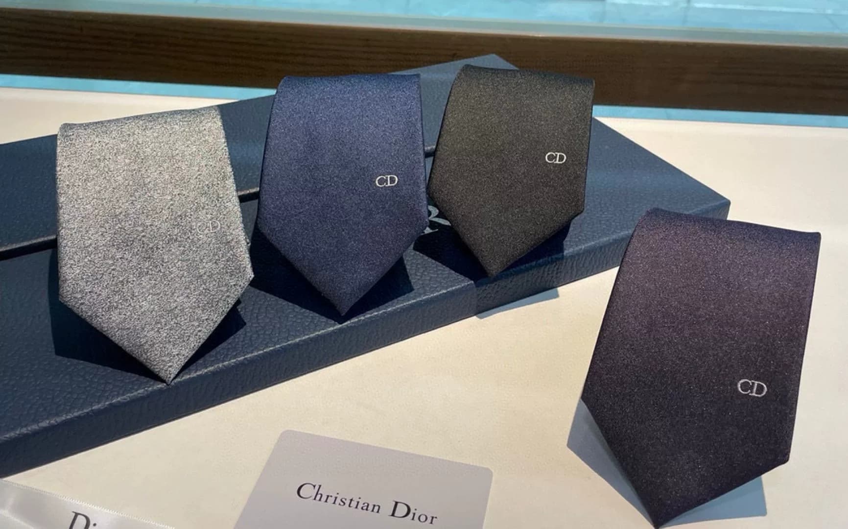Мужской галстук Dior Dior, совершенно новый, с биркой и оригинальной упаковкой, классический цвет, изысканное качество исполнения, все детали на мест…