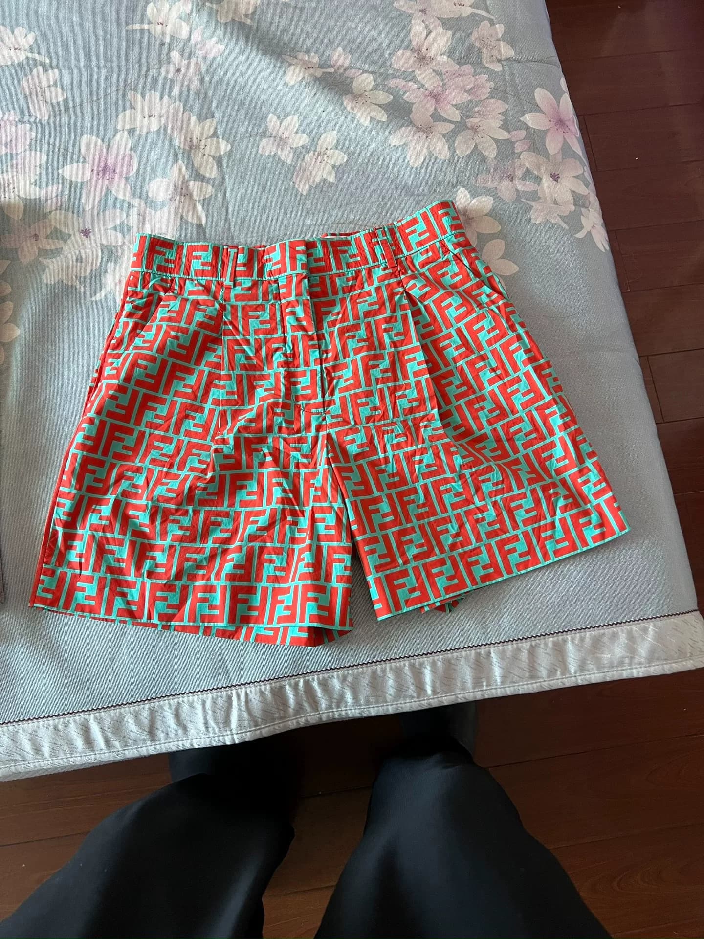 Женские шорты FENDI из натуральной кожи, размер 160, без полной печати
