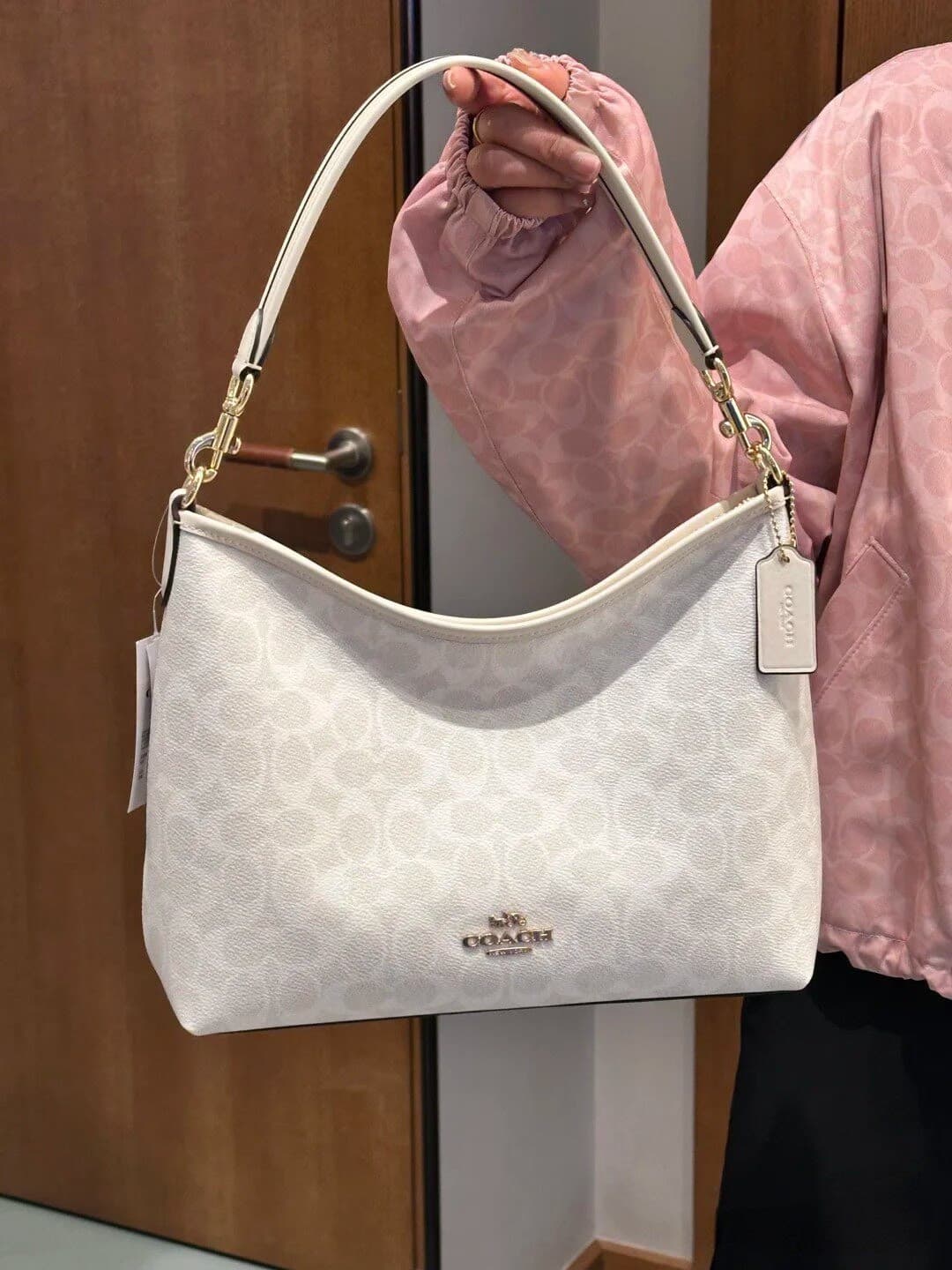 Новая сумка Coach Coach Laurel Glacier white stray bag подойдет к универсальным моделям на весну и лето. Она должна быть у вас!Чистая и непорочная цв…