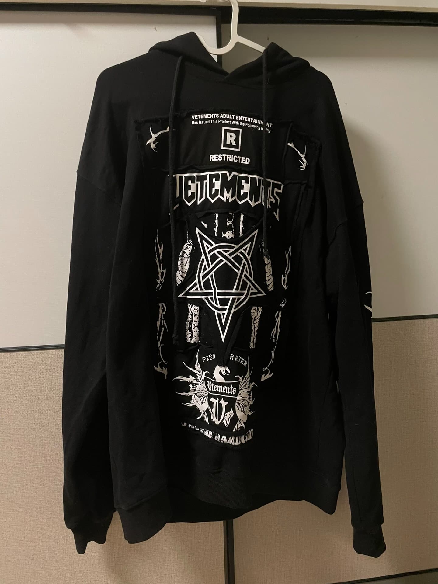 Свитер Vetements с черными нашивками в виде дракона