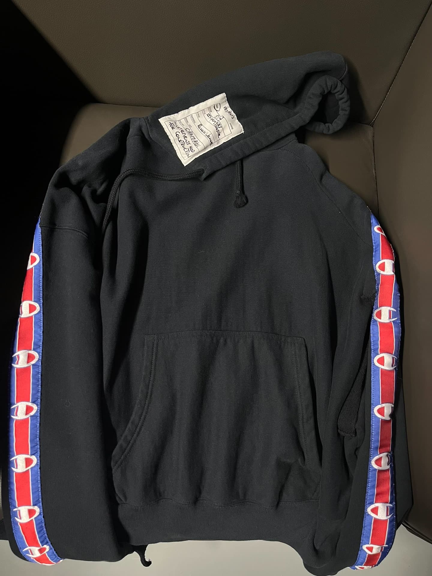 Кобрендовый черный свитер с капюшоном Vetements x Champion, S