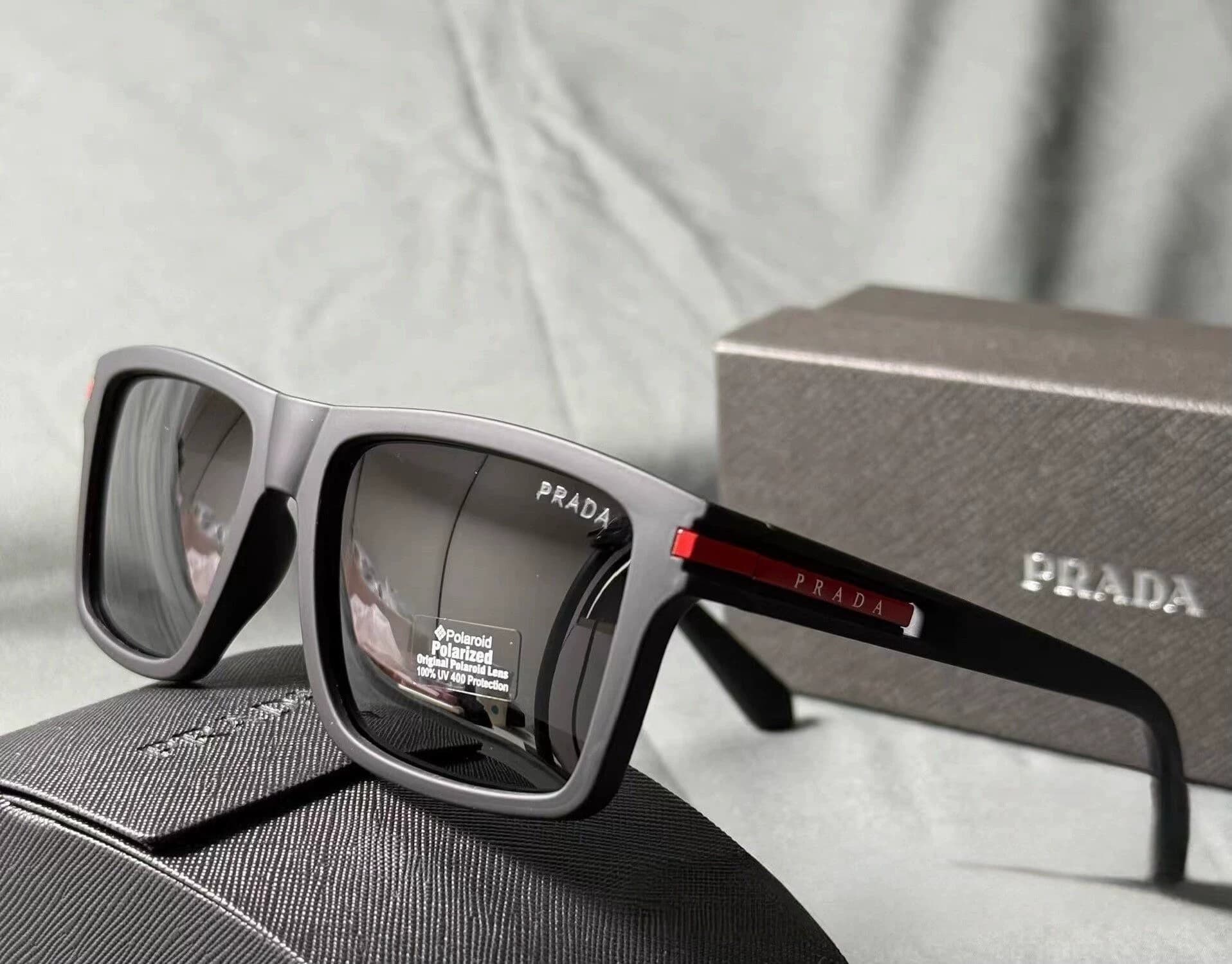 Совершенно новый и неиспользованный!Солнцезащитные очки Prada Prada 5100 black box, классические