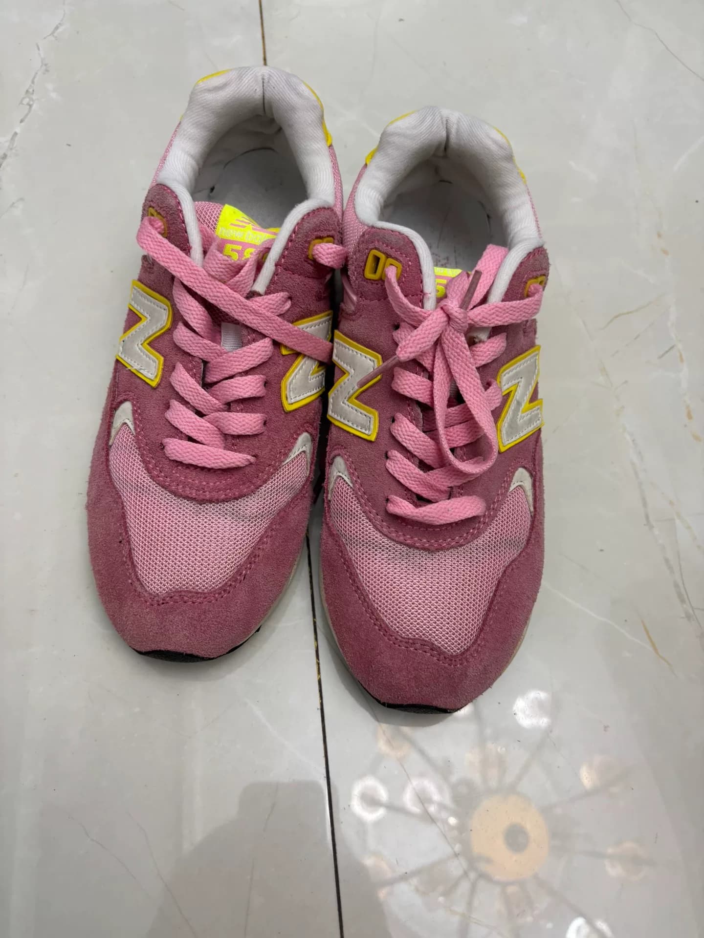 Пара женских кроссовок New Balance 580, размер 38, розовые и желтые