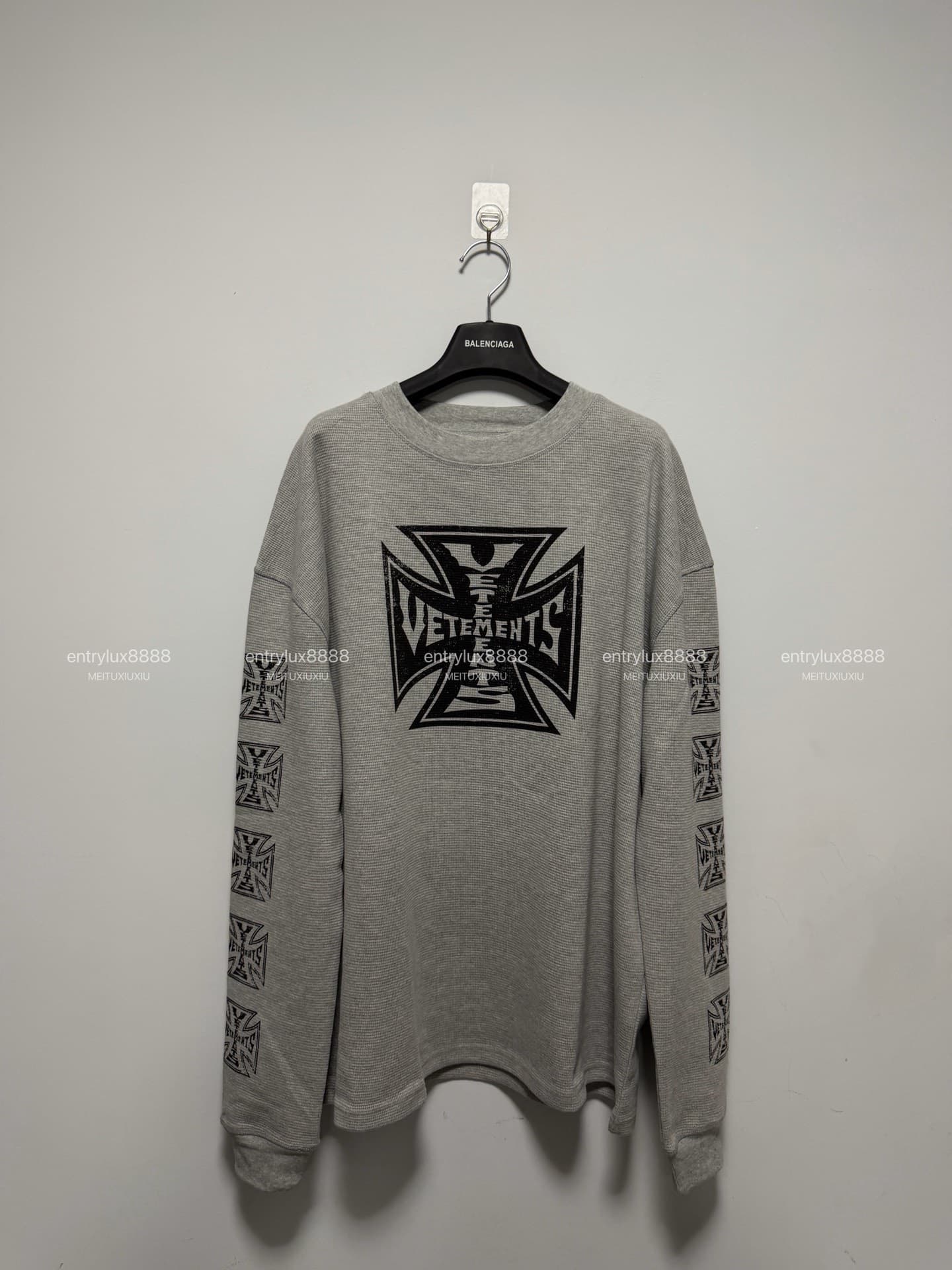 Футболка с длинными рукавами и вышивкой бисером от VETEMENTS, новинка сезона.