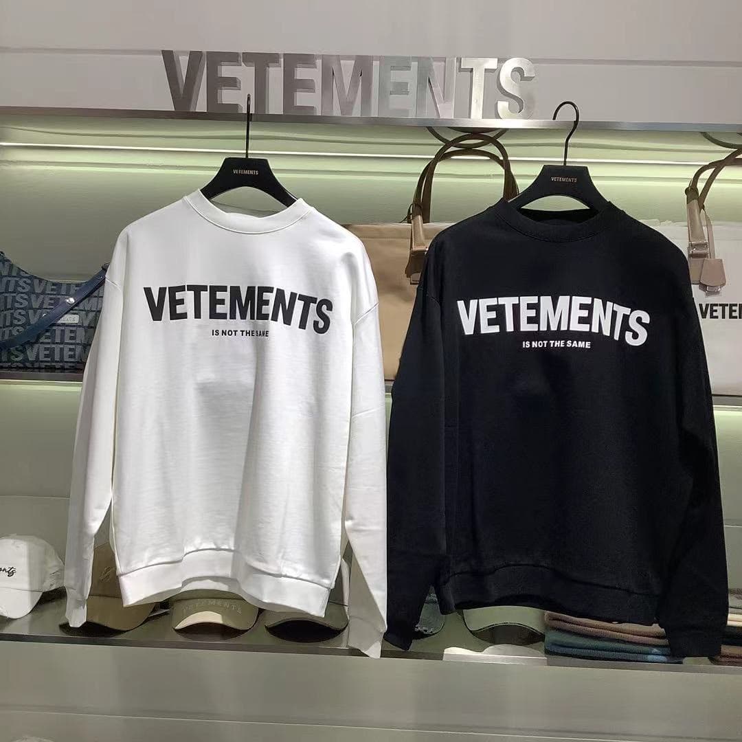 Милый свитер-пуловер от VETEMENTS, совершенно новый, подлинный, с полными бирками!Черный и