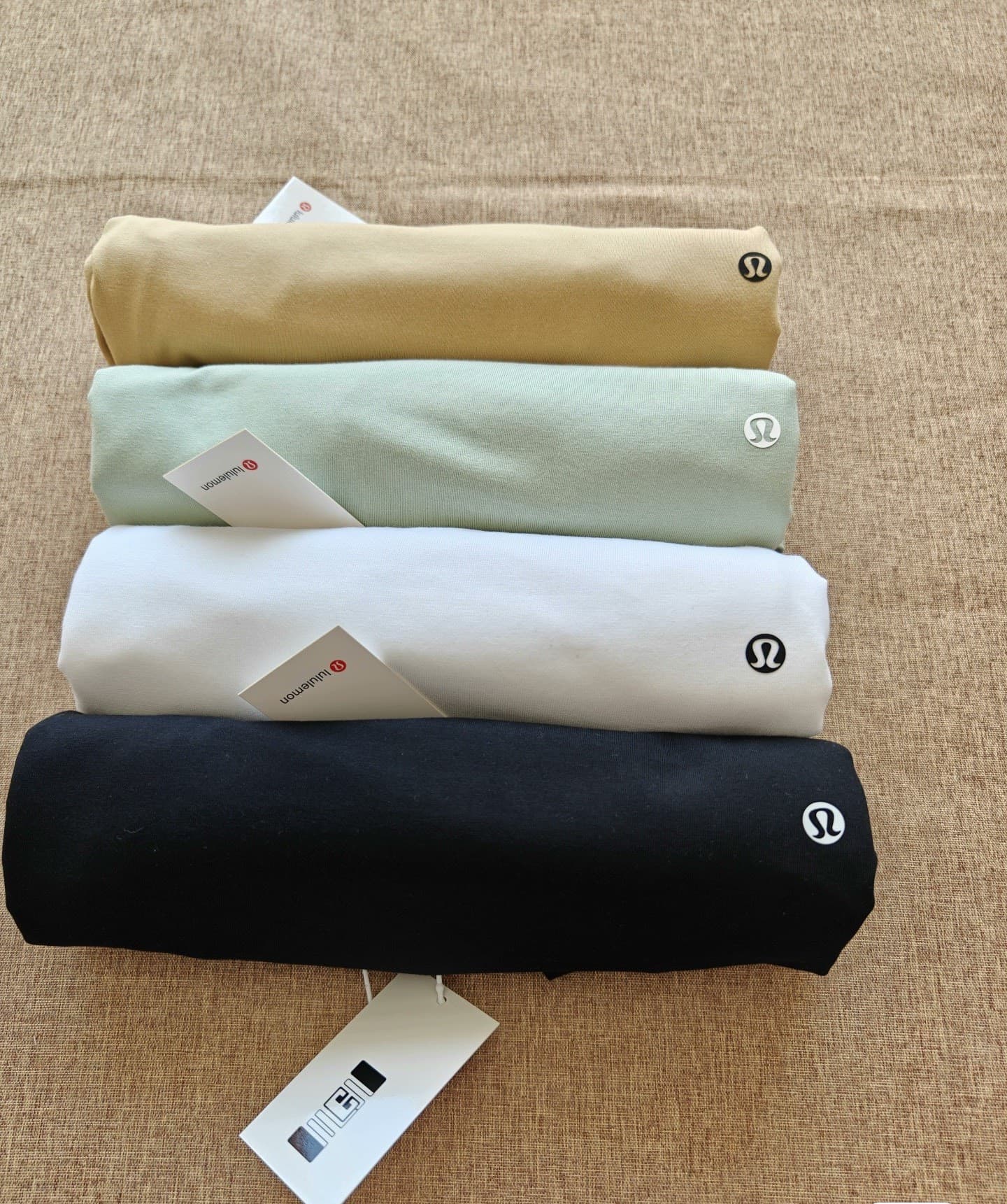 Совершенно новая футболка с короткими рукавами от lululemon, все бирки на месте, запасов немного, первым пришел, первым обслужен.