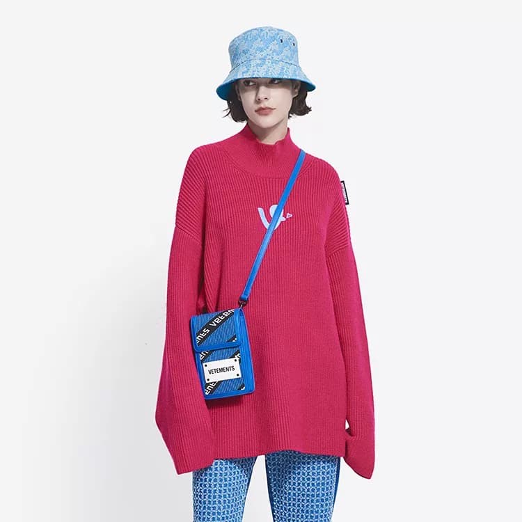 Классический свитер-водолазка VETEMENTS, розово-красный размер S, натуральная кожа, купить