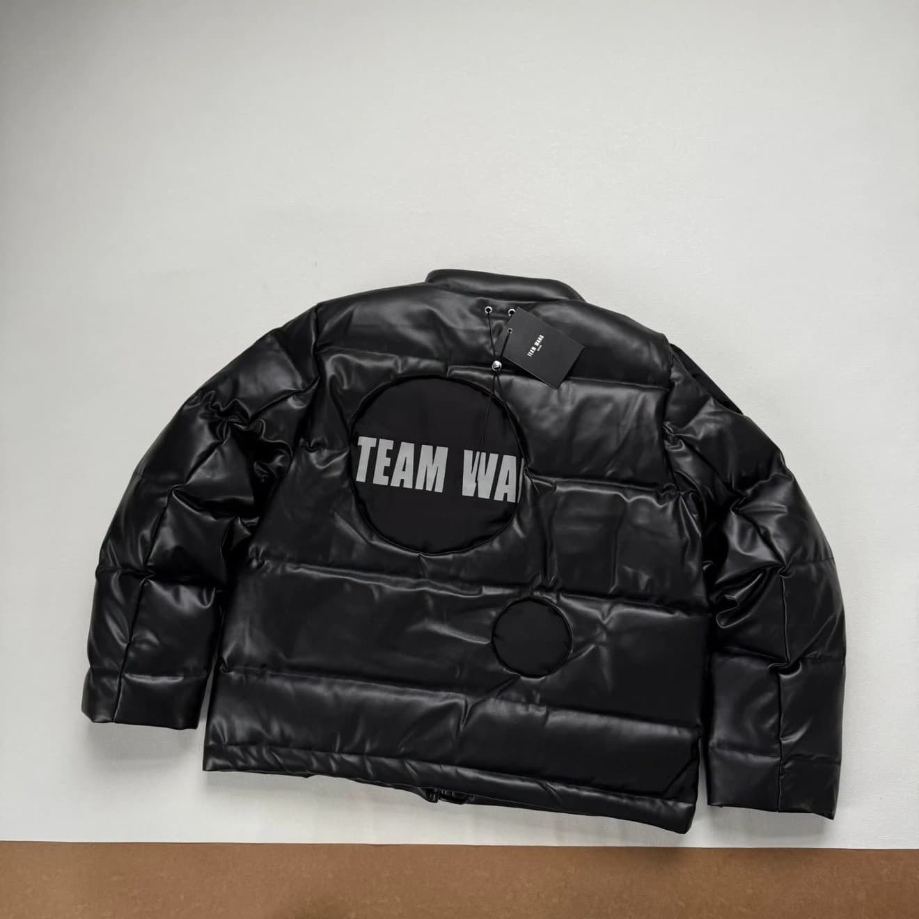 Короткий кожаный воротник-стойка в стиле TEAM WANG с воздушным шитьем светоотражающими буквами длиной 3 метра