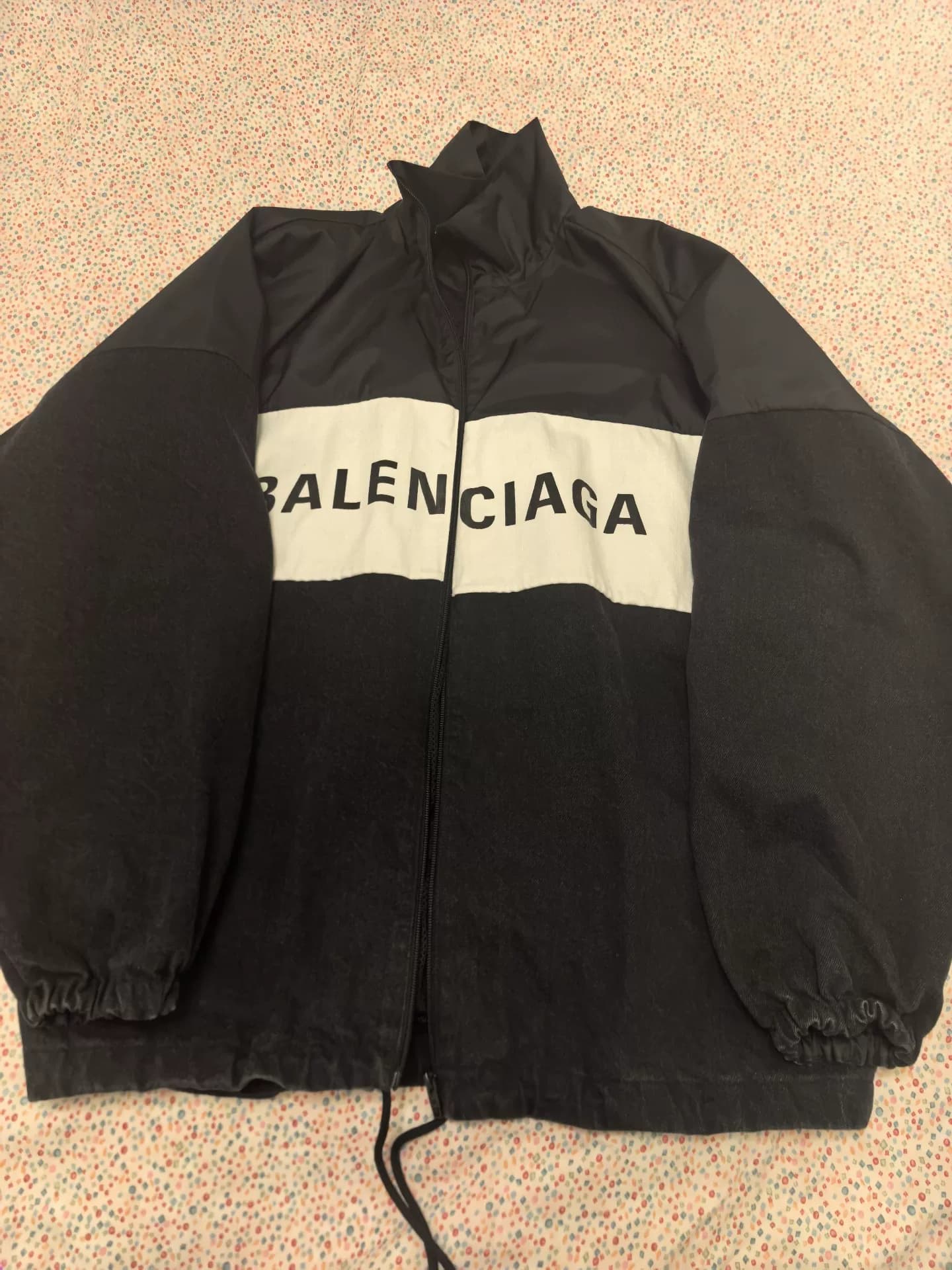 Balenciaga Нейлоновый джинсовый турник Balenciaga с воротником-стойкой и крупными буквами Balenciaga ветрозащитная верхняя часть