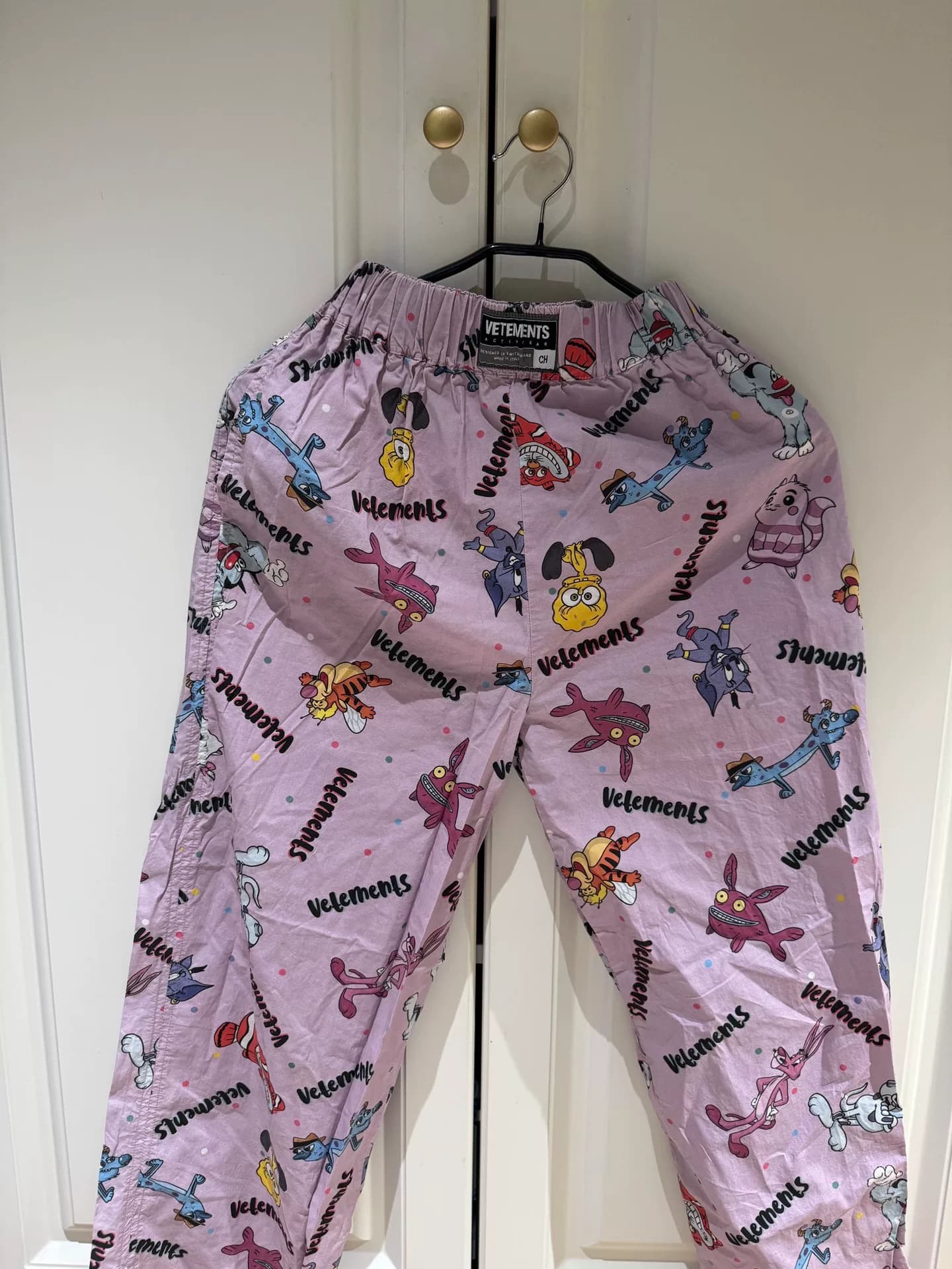 Почти новые повседневные брюки VETEMENTS розового цвета с героями мультфильмов, обхват талии 68-82, брюки