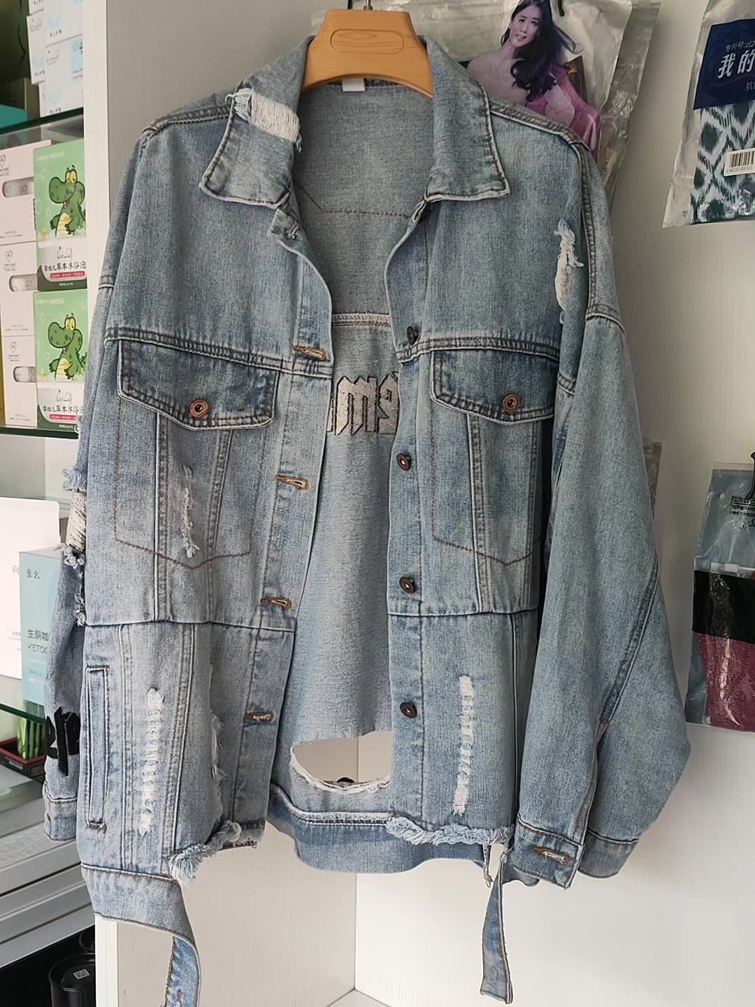 Рваная джинсовая куртка в стиле Vetements, светло-голубая, стираная и потертая, с большой рваной спиной.