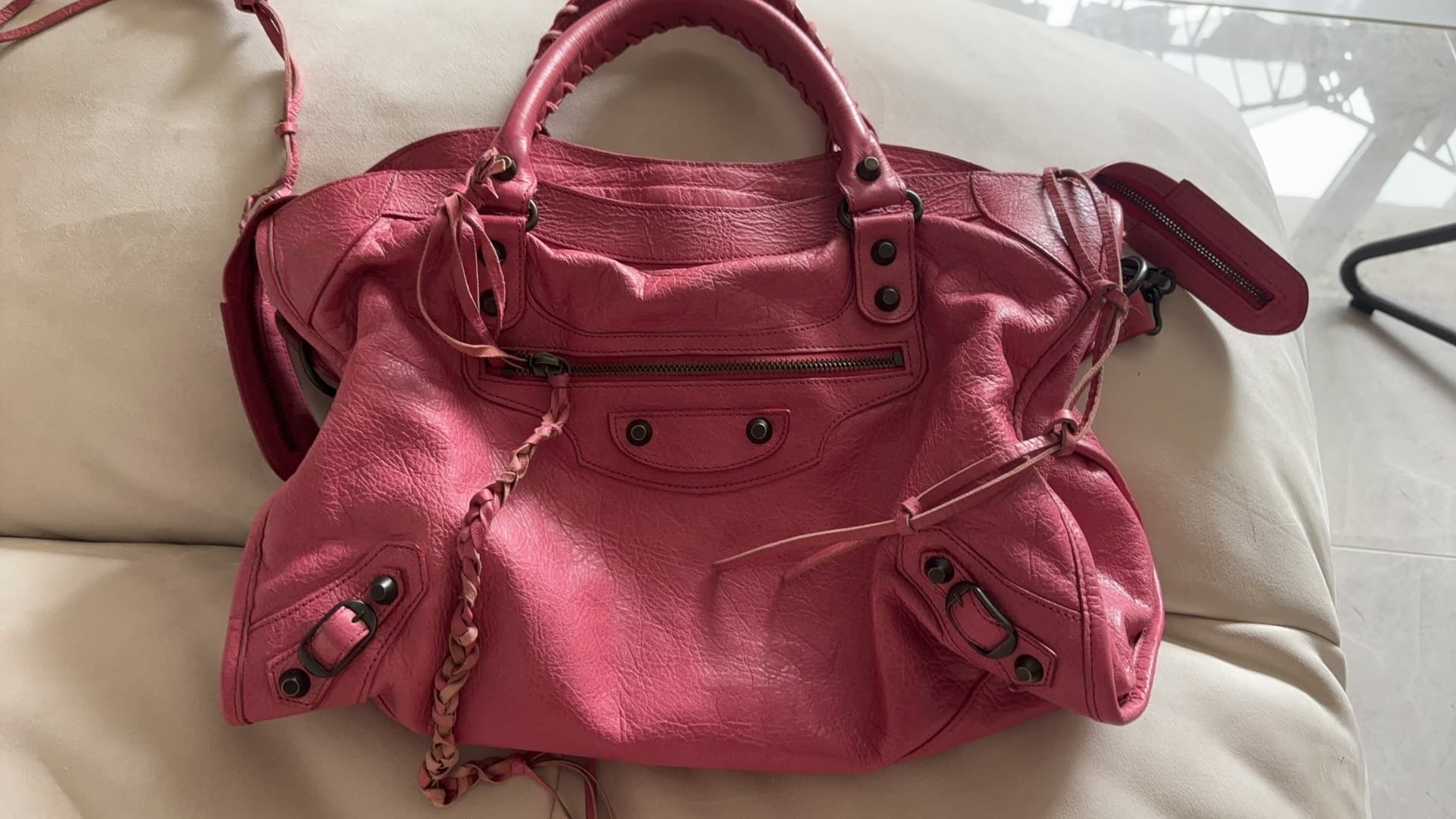 Мотоциклетная сумка Balenciaga от Balenciaga, светло-розовая, новый цвет, есть небольшие следы использования, подробности смотрите на картинке, без т…
