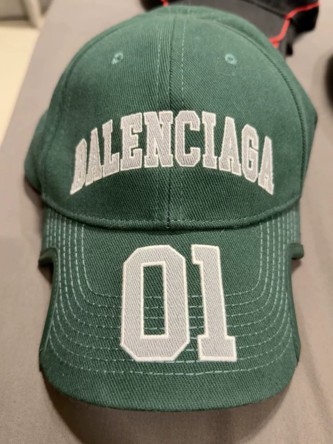 Бейсболка Balenciaga Balenciaga с зеленым вышитым логотипом, цифровые модели 01, размер M / L, регулируемый размер, этот цвет могут носить как мужчин…