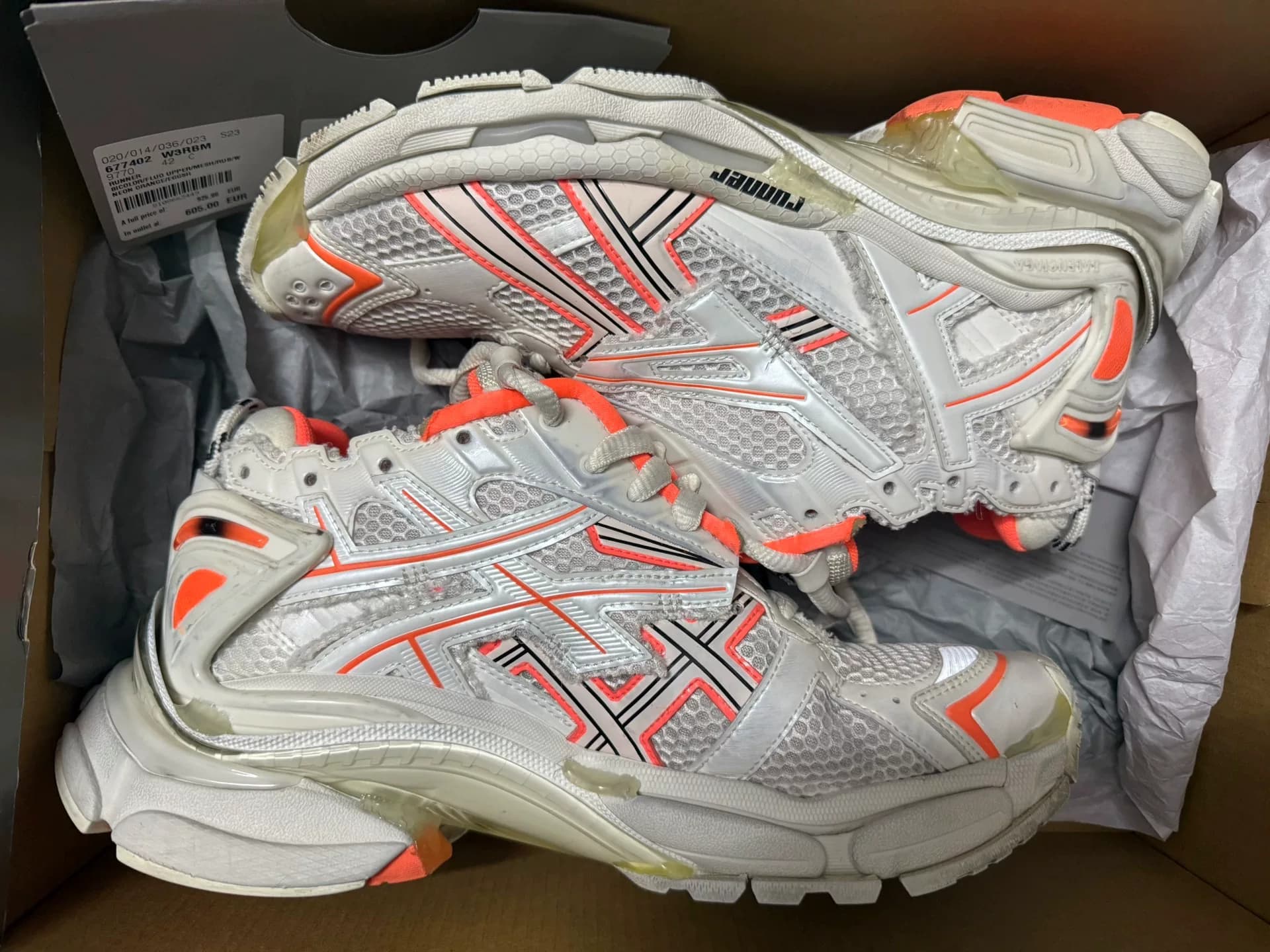 Новый код runner42 для пополнения счета в режиме ожидания Balenciaga personal idle