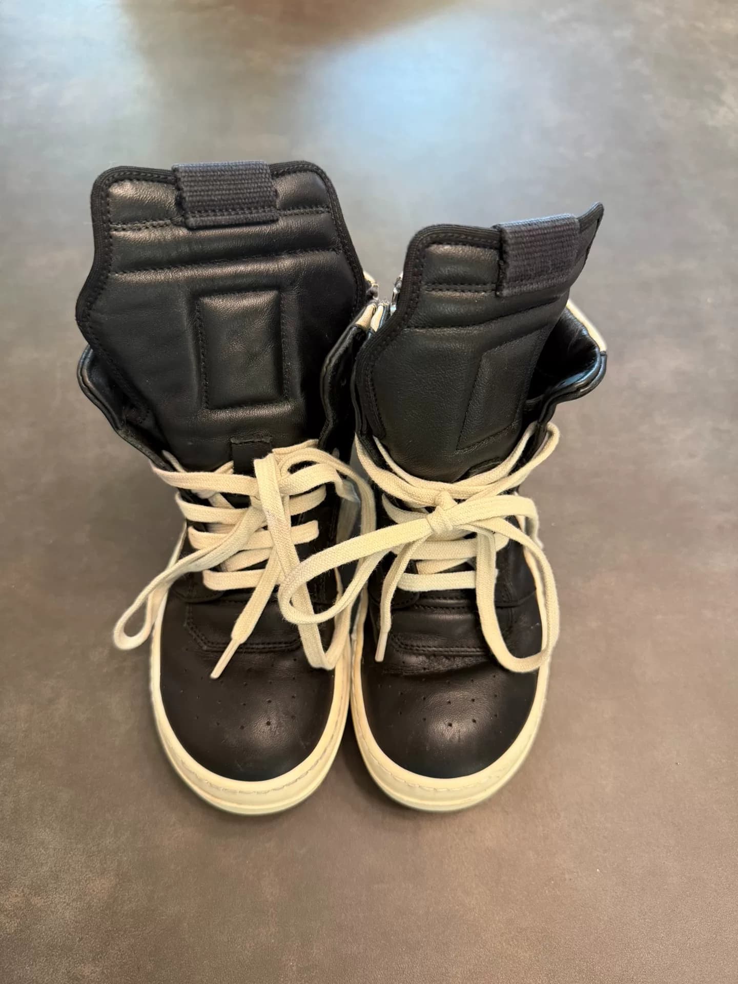 Детская обувь с высоким берцем и перевернутым треугольником от Rick Owens, изготовленная в Италии, должна быть подлинной