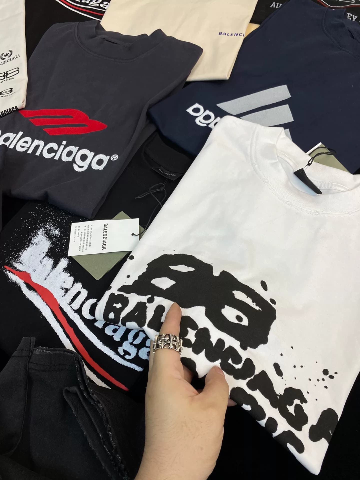Самая популярная в сети футболка Balenciaga с граффити и двойным логотипом B