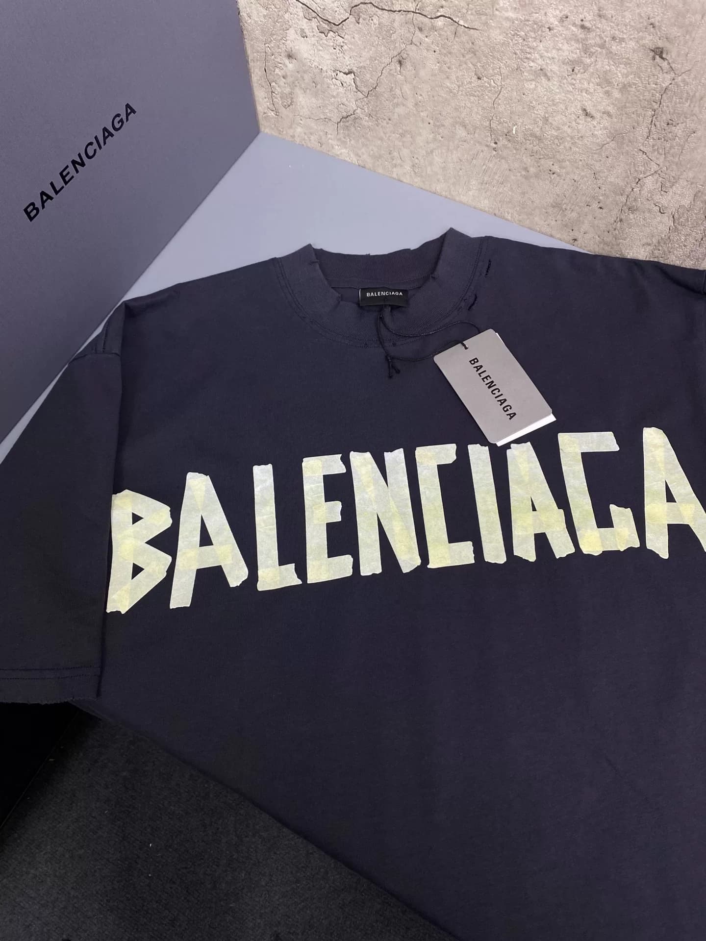 Высококачественная футболка balenciaga Balenciaga yellow tape с перфорированным принтом и короткими рукавами от Balenciaga