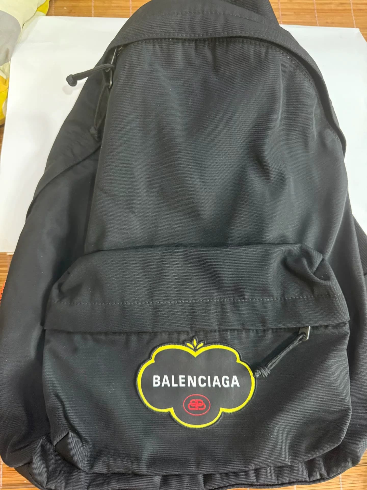 Рюкзак Balenciaga от Balenciaga неплох по цвету, как и было правдиво описано.