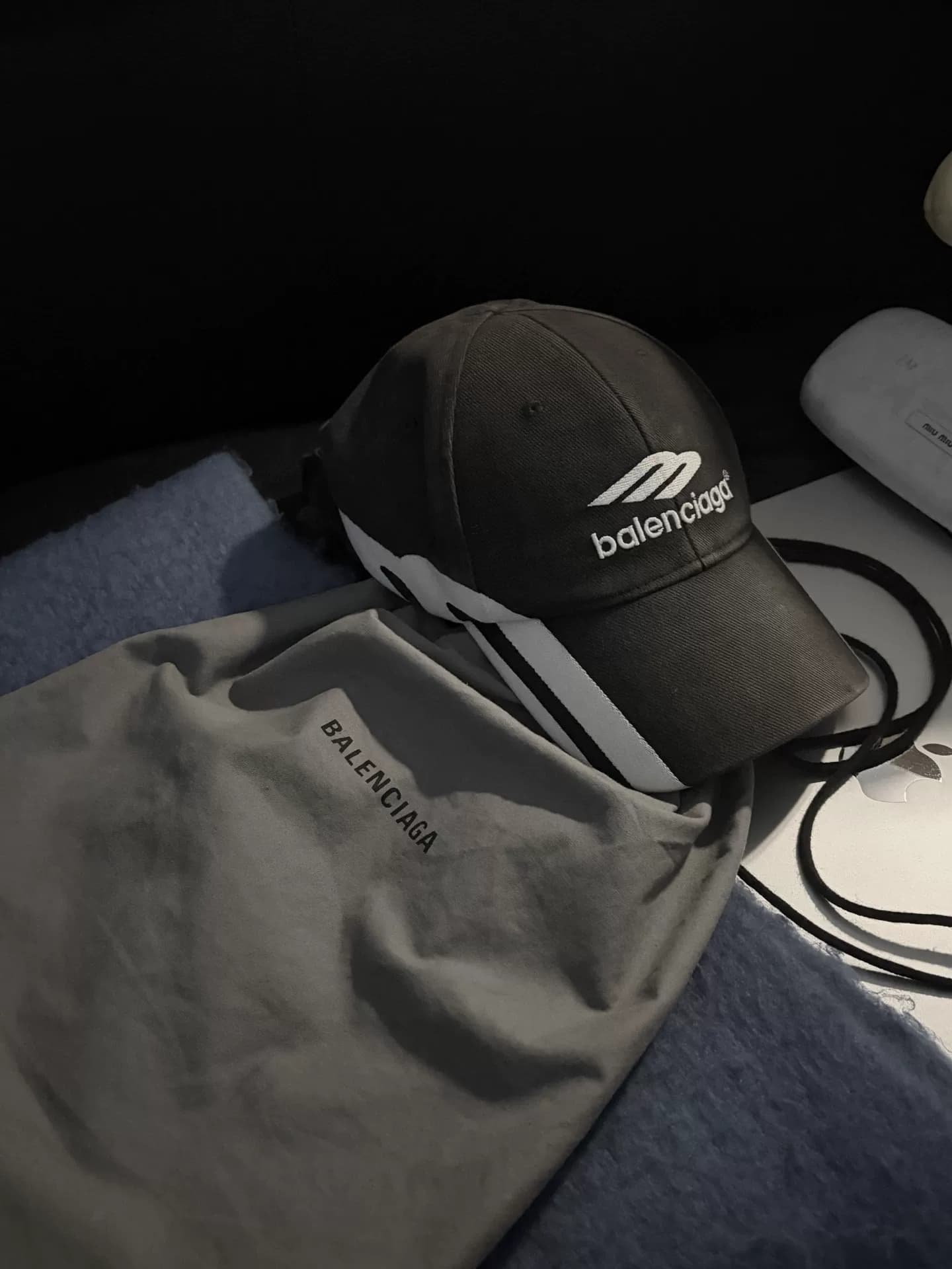 Бейсболка Balenciaga из Парижа, цена 1500, состояние 90% нового
