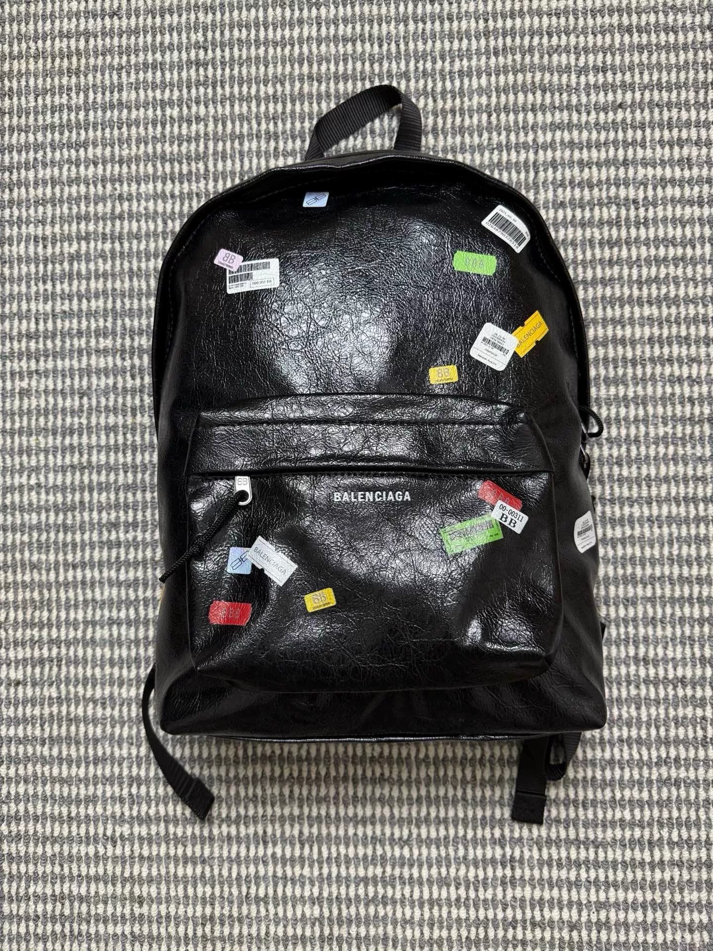 Логотип бренда Balenciaga Balenciaga Explorer украшен