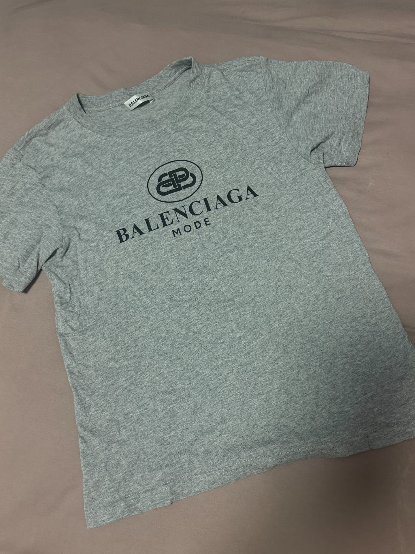 Женская серая футболка с короткими рукавами Balenciaga, размер S, носится очень редко, а ткань очень прочная.