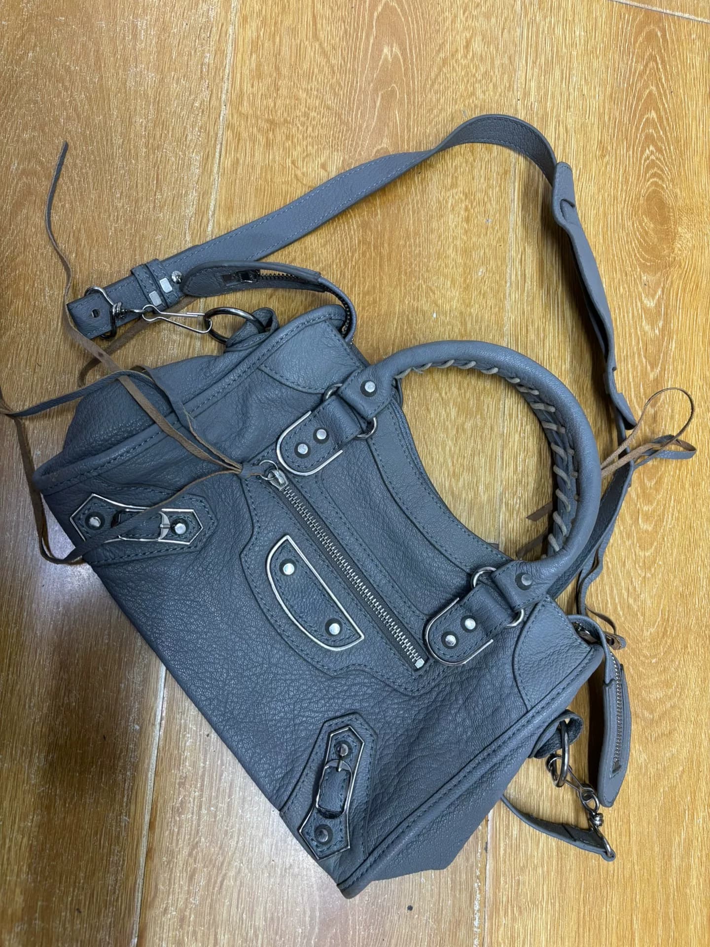 Мотоциклетная сумка Balenciaga Balenciaga серого цвета, серебристая фурнитура, переносная + плечевой ремень