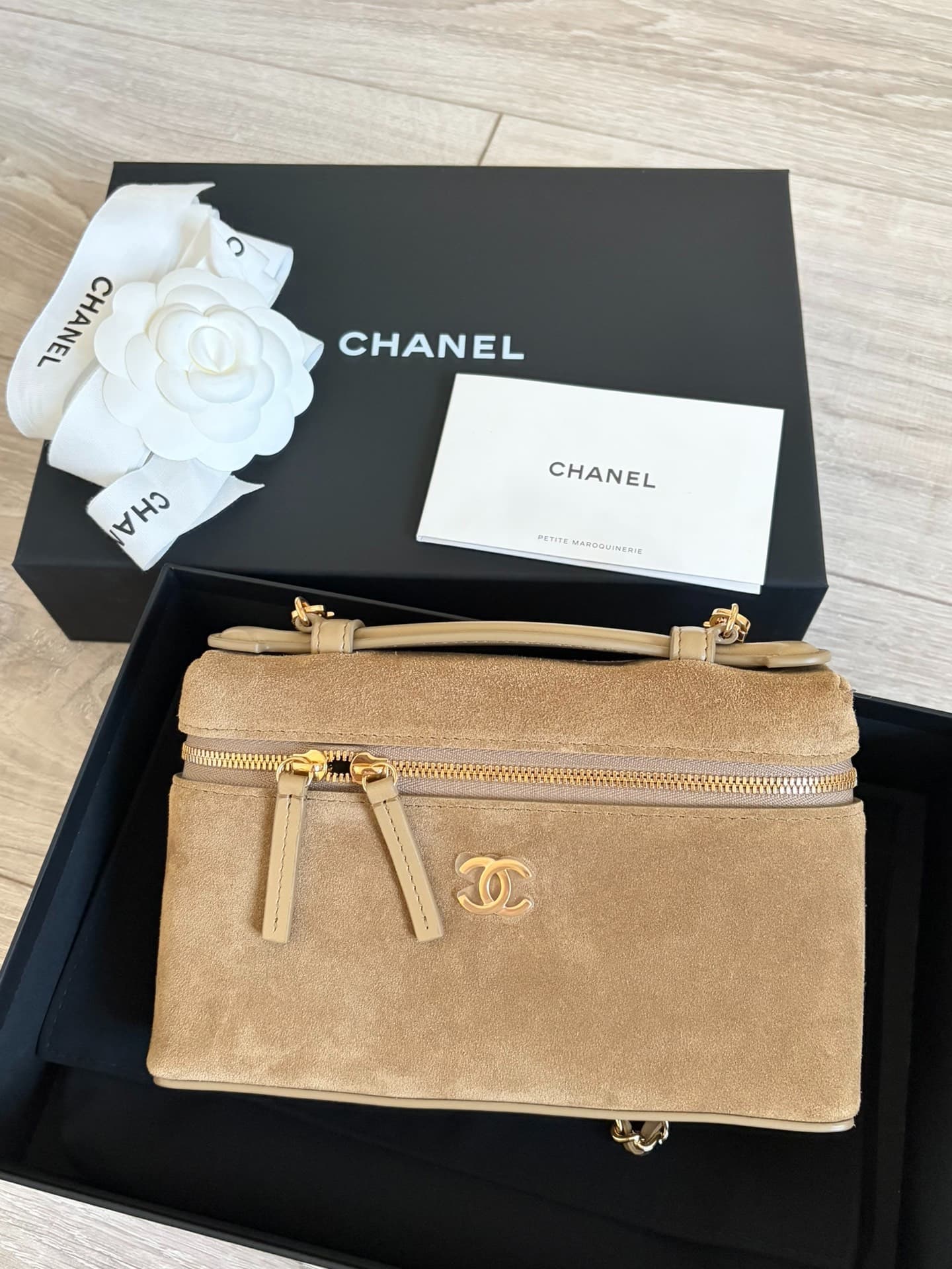 Сумка chanel26A suede LP на цепочке, светло-хаки, маленькая, совершенно новая, с коробкой, мешочком для пыли, замшевый материал с пленкой на логотипе…