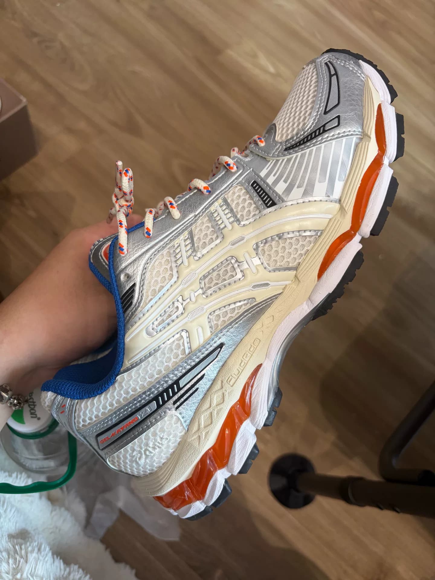 Кроссовки Asics kith 40-х годов выпуска были надеты один раз, а тапочки я сменил, когда пришел в компанию.