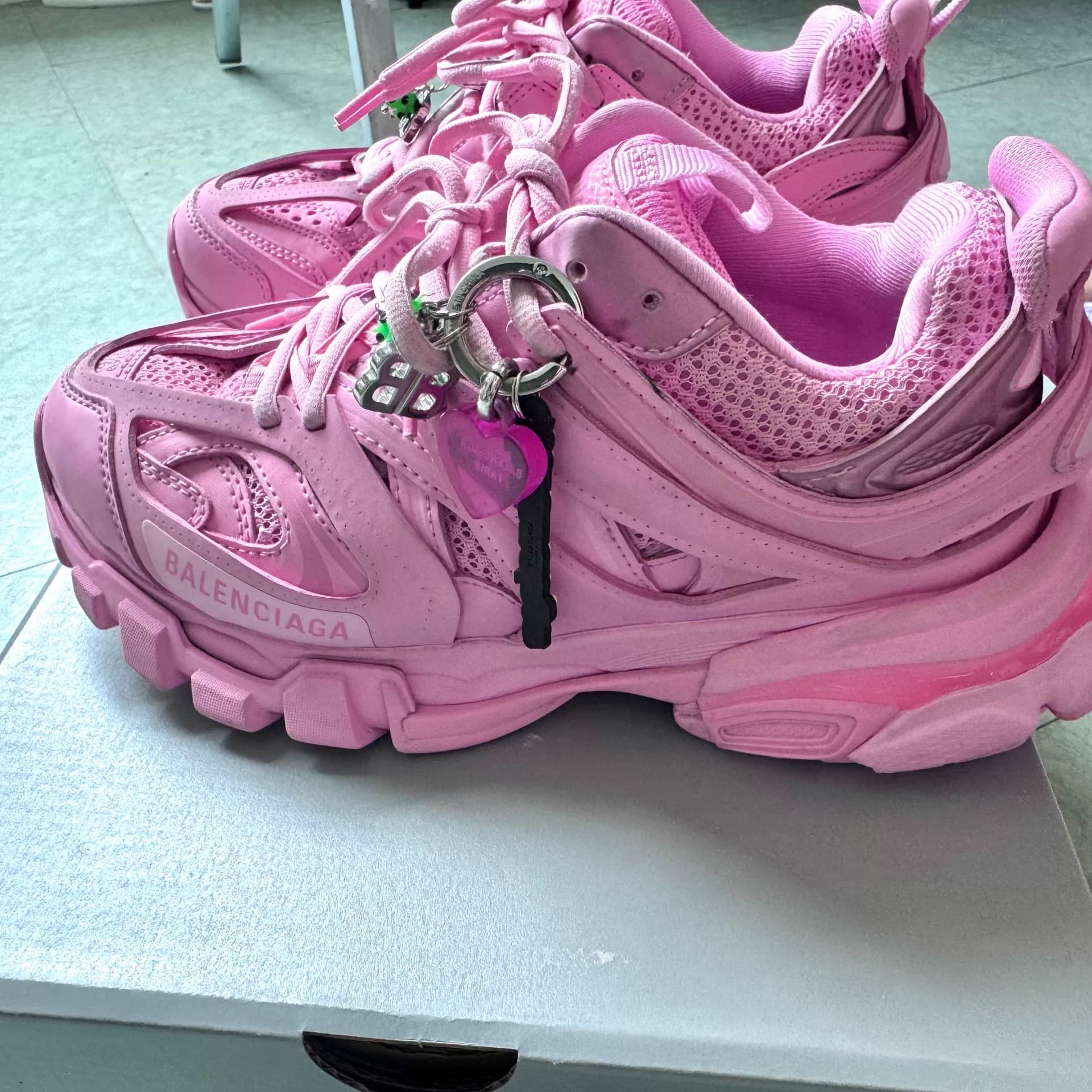 Кроссовки Balenciaga track36 размера. Я купила их в феврале этого года. Я надевала их всего несколько раз. Я купила их в магазине. Коробка для обуви…