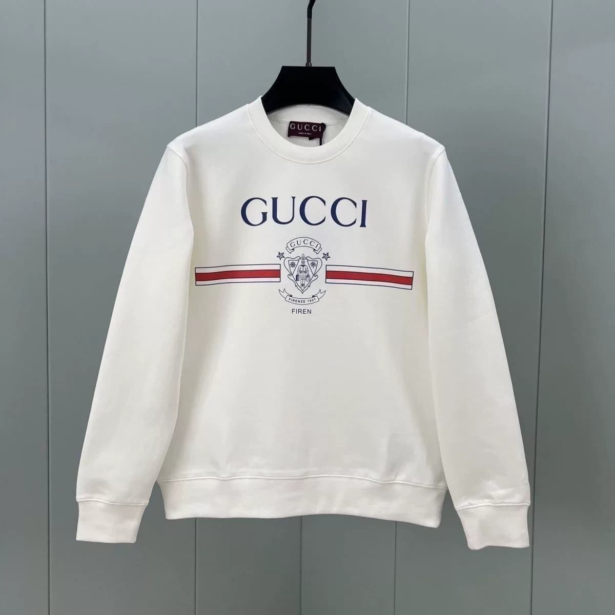 свитер с буквенным принтом Gucci Gucci badge, черно-белый, все бирки здесь,