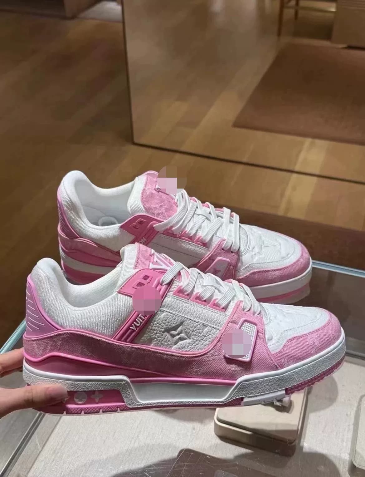 l/v/ Trainer Pink Limited Edition Board Shoes, must for the school season.