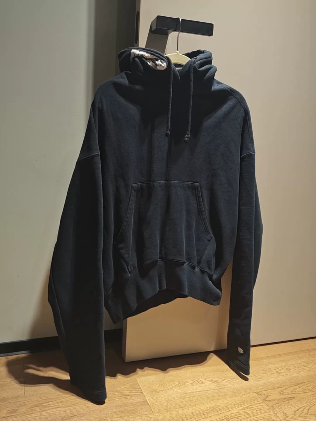 Свитер с капюшоном Vetements Champion cooperative 91yx ng такого же черного цвета, 95-го размера, лежал без дела, так как его только что постирали, р…