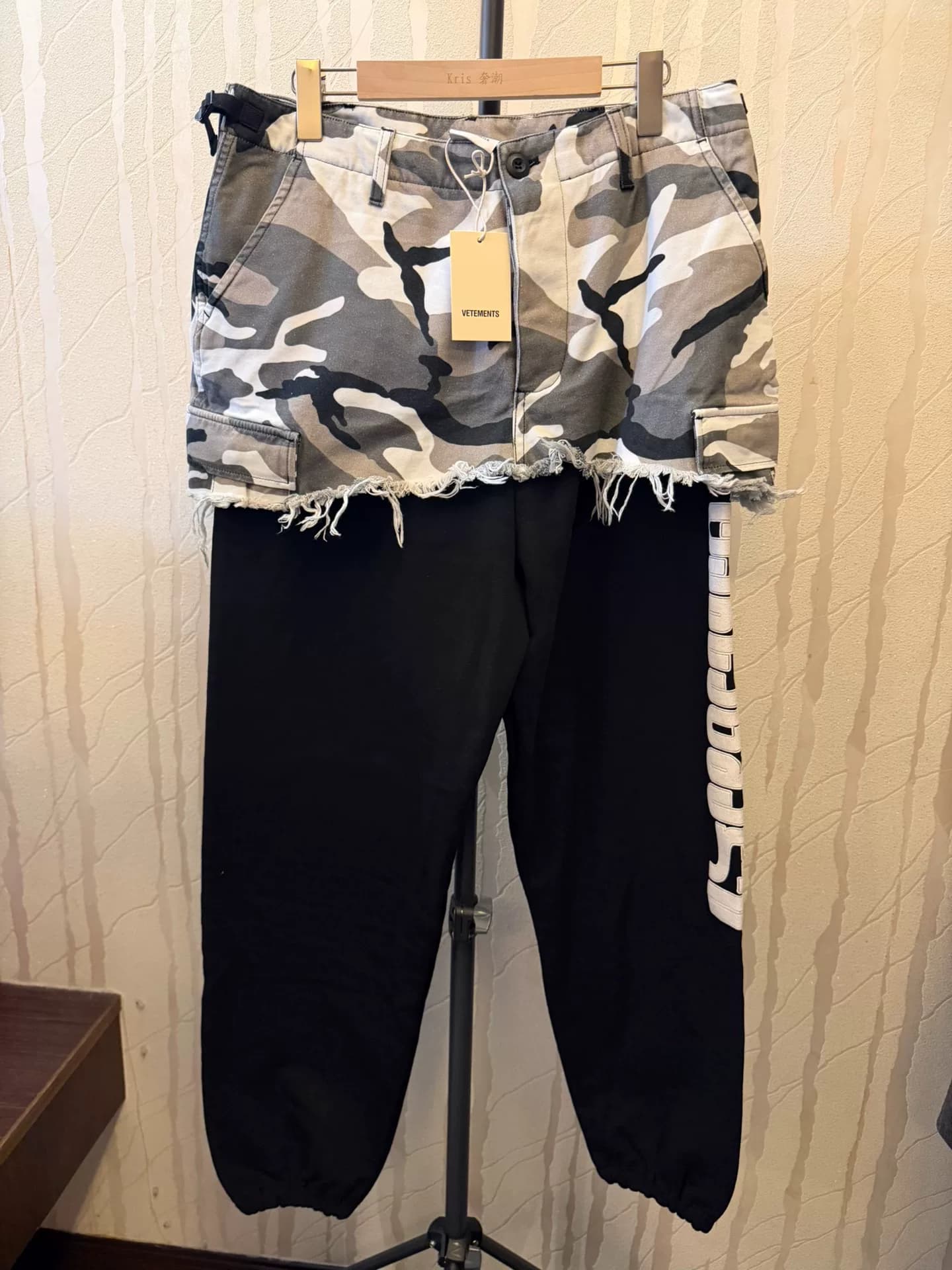 Весенне-летние шорты Vetements 2019 с камуфляжной отстрочкой из двух частей, выполненные из искусственной кожи