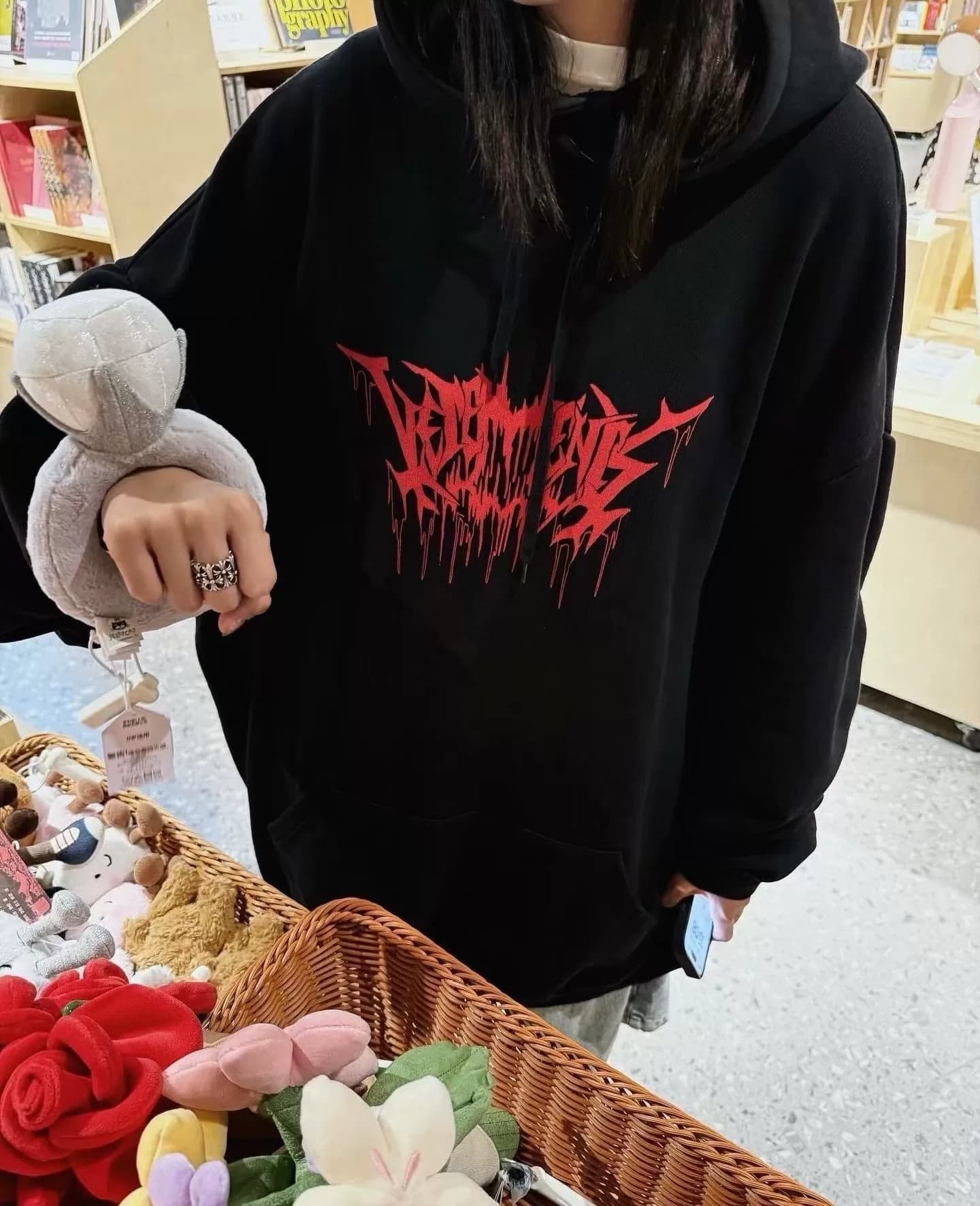 свитер с капюшоном от vetements, с которого капает кровь