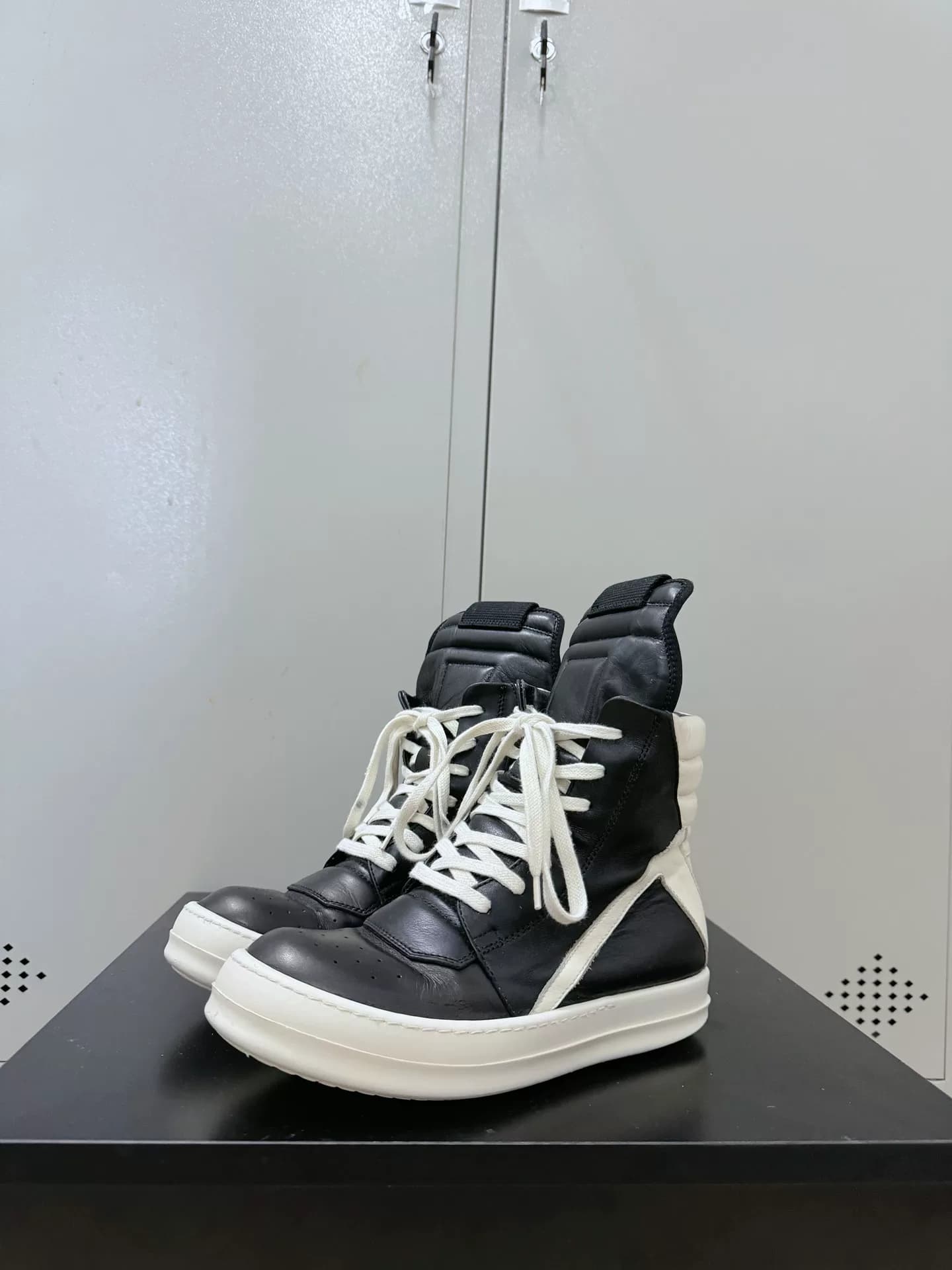 Основная линия Rick Owens черно-белый перевернутый треугольник из воловьей кожи размер 36 золотой размер 36-3
