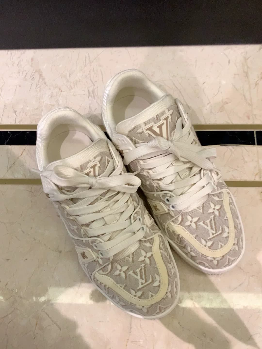 lv trainer новый темно-коричневый с принтом "чай с молоком", только что купленный, два дня ношу размер 37,5 один раз в день