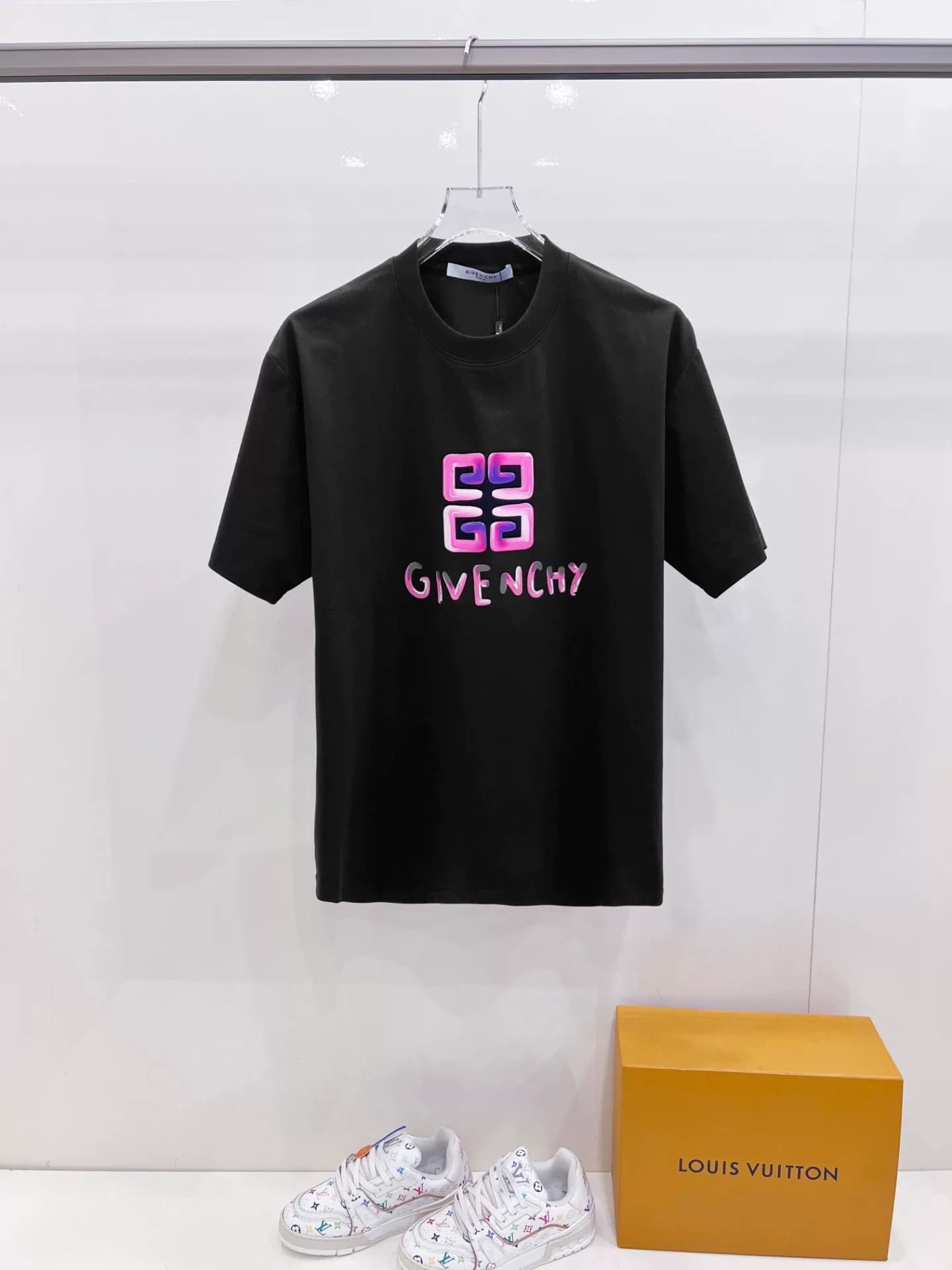 Футболка с короткими рукавами от бренда Givenchy Givenchy tide