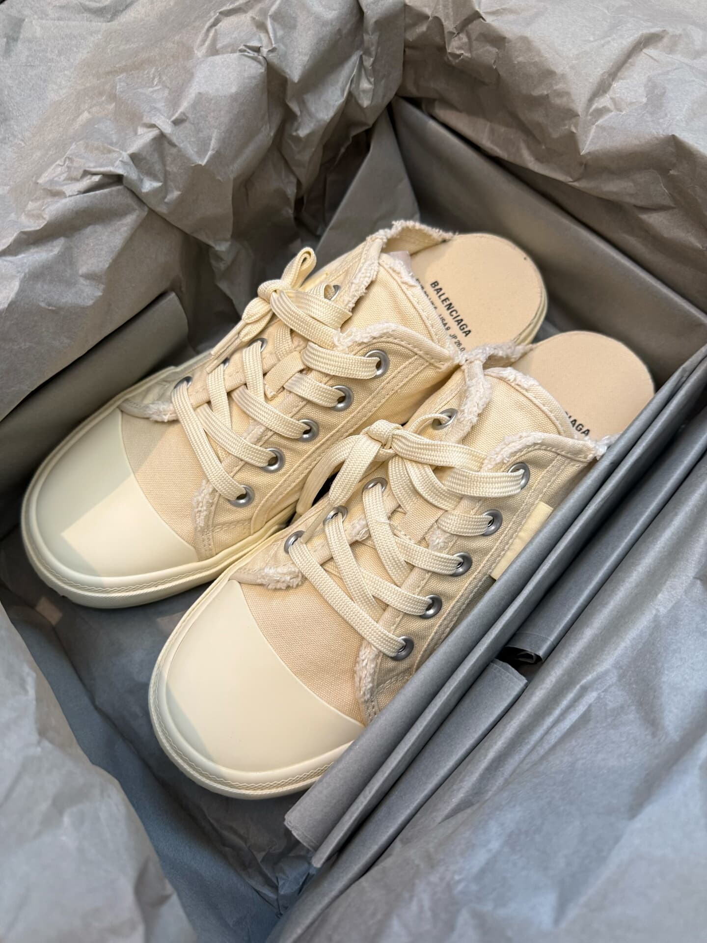 Balenciaga белый полупальто Balenciaga/Баленсиага 37,41