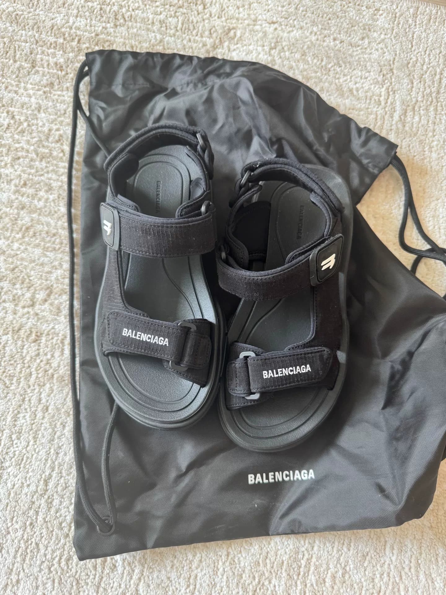 Balenciaga Черные босоножки на липучке Balenciaga, дизайн на липучке, надевайте и снимайте