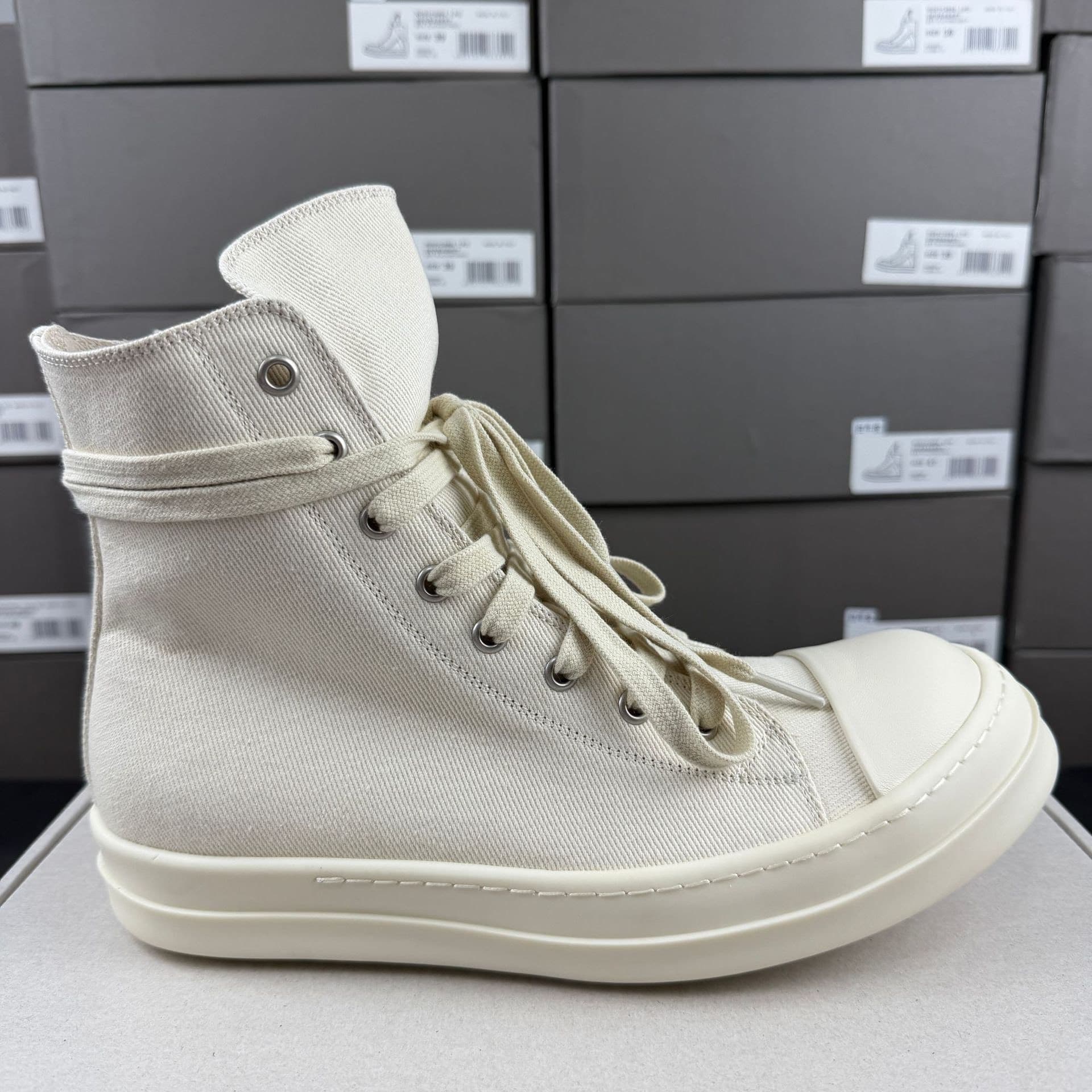 Converse с высоким берцем из парусины молочного цвета, низ белый, абсолютно новый, безупречный унисекс