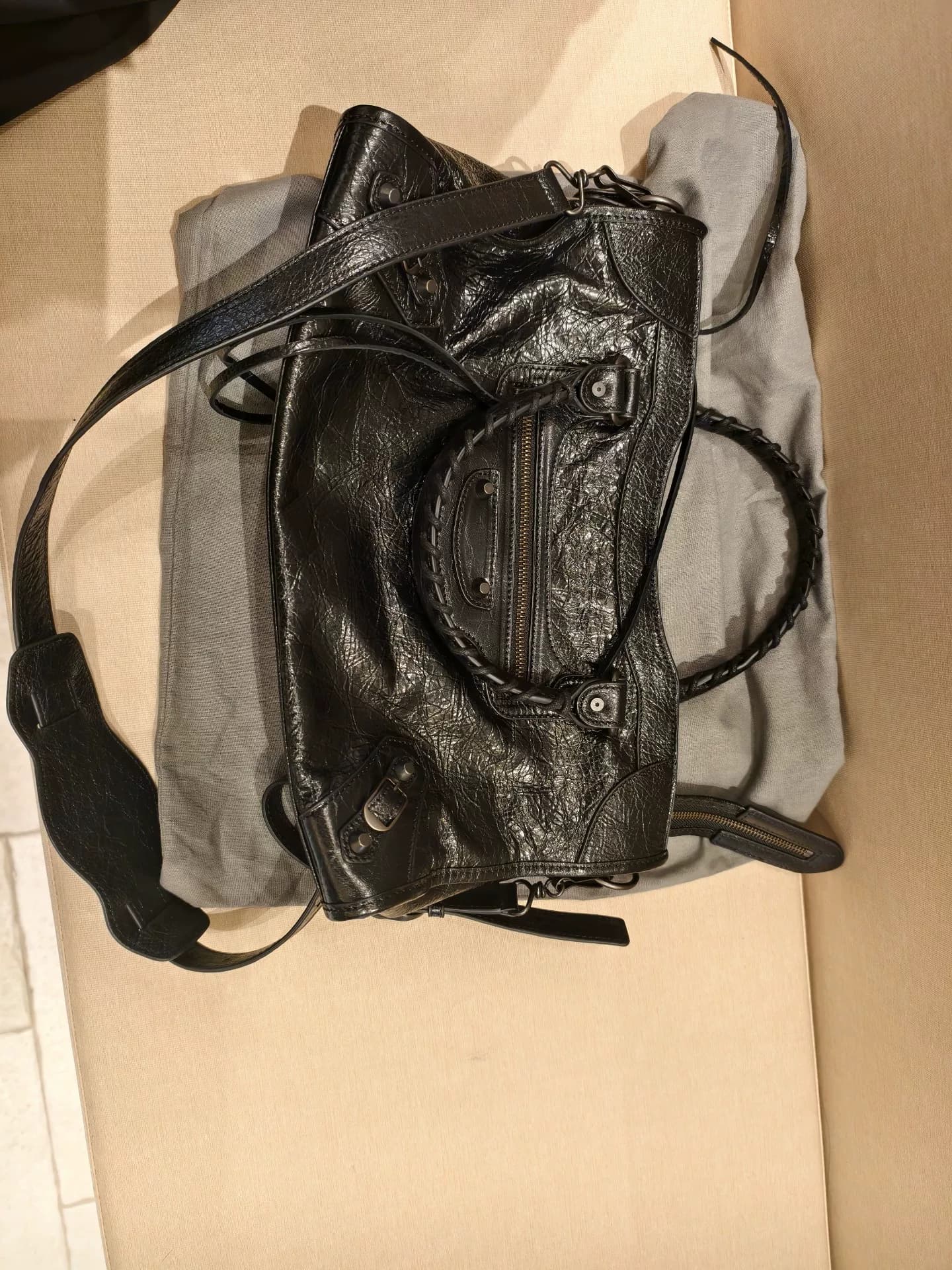 Balenciaga городская мотоциклетная сумка Balenciaga черного цвета среднего размера, масляная