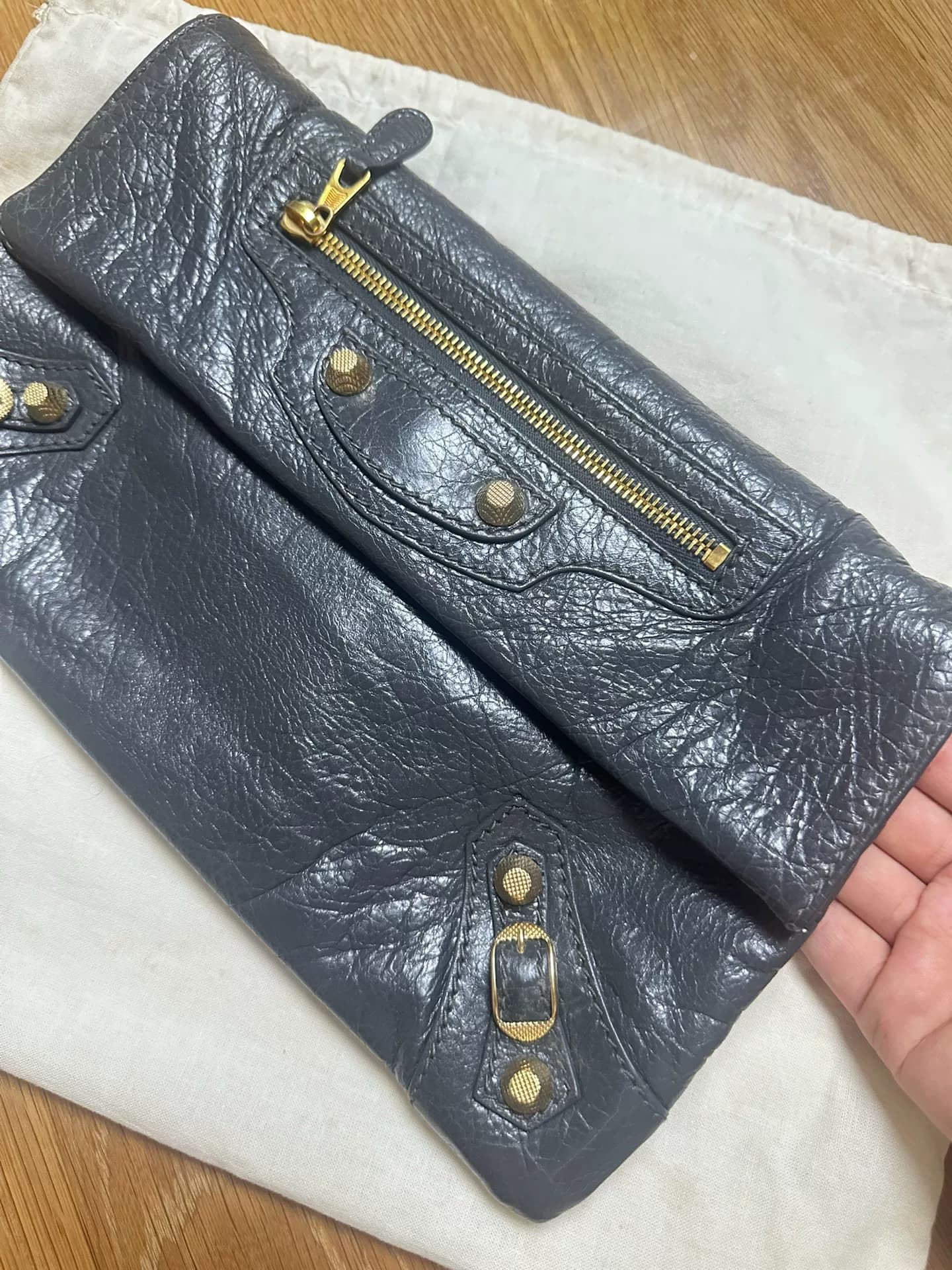 Сумки Balenciaga редко используются, поэтому вы можете сказать правду или ложь, взглянув на блеск кожи.Размер 30X