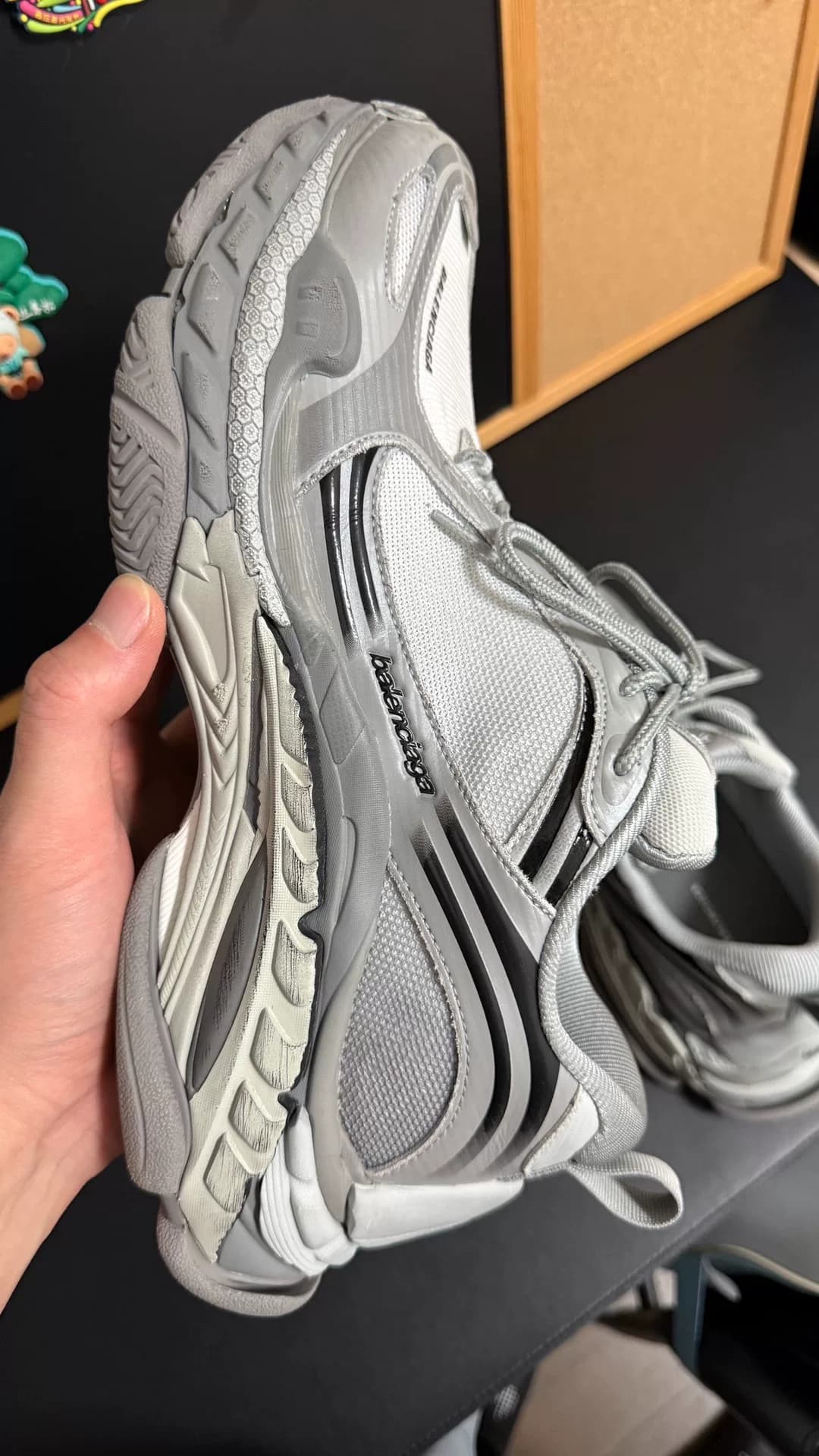 Вот оригинальная коробка от Balenciaga Balenciaga Triple S2.