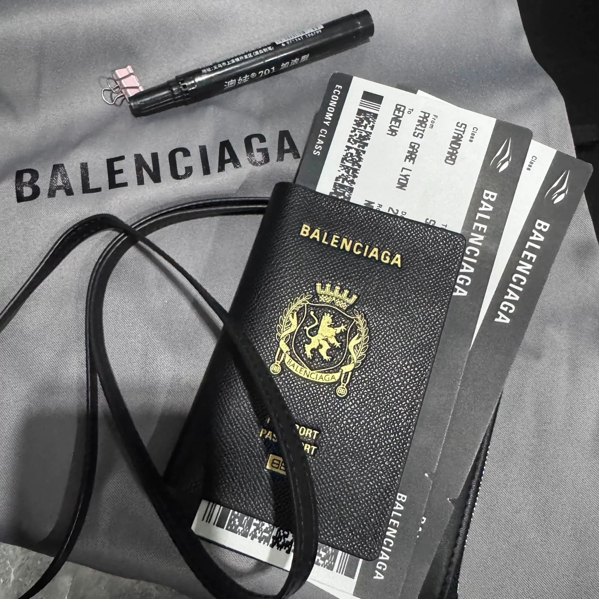 Balenciaga Обложка для паспорта Balenciaga, черная,