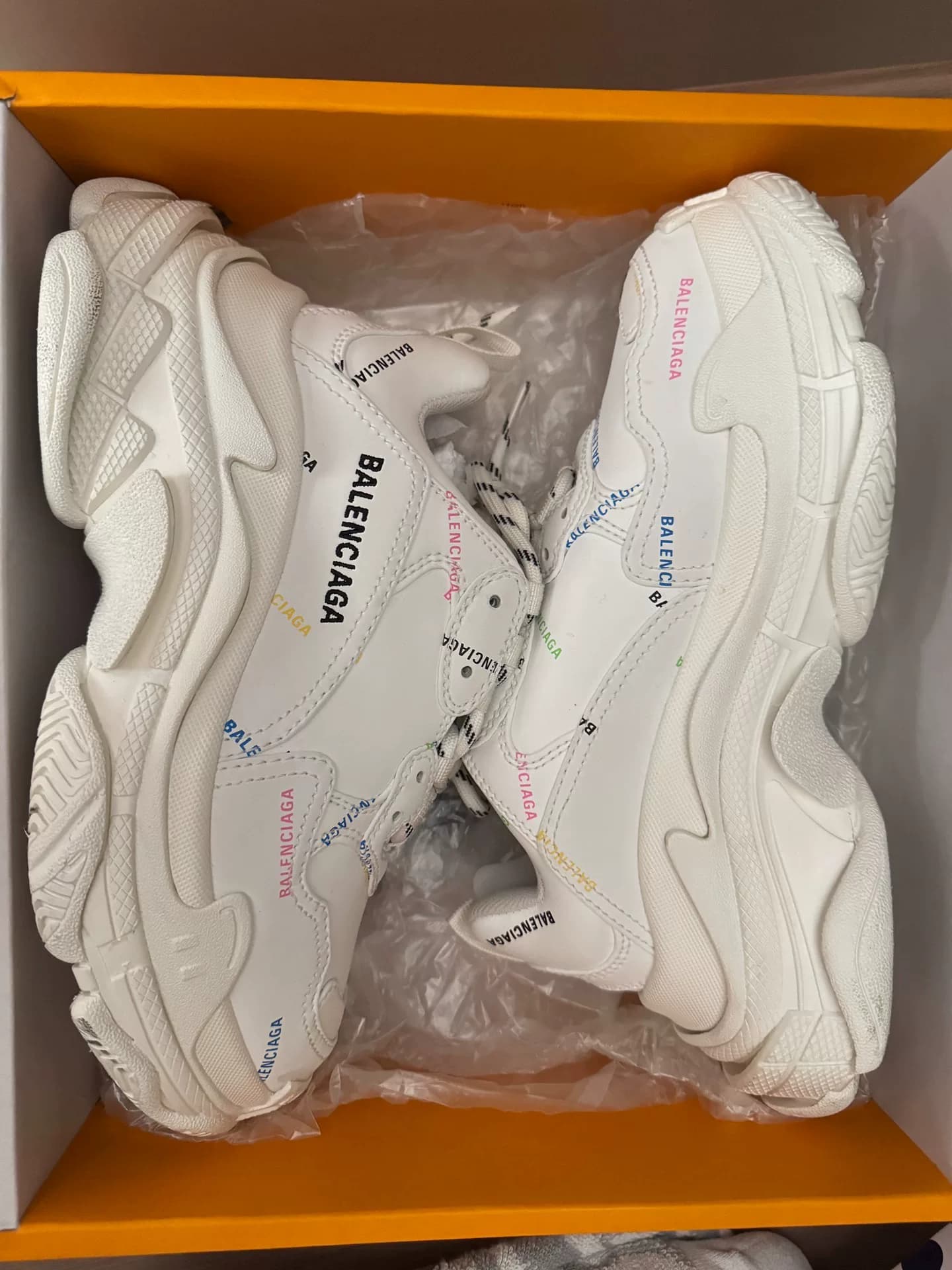 Туфли Balenciaga Triple S daddy белые, с логотипом. Я купила их много лет назад и надевала всего один раз.В хорошем состоянии, 37 ярдов, бесплатная д…